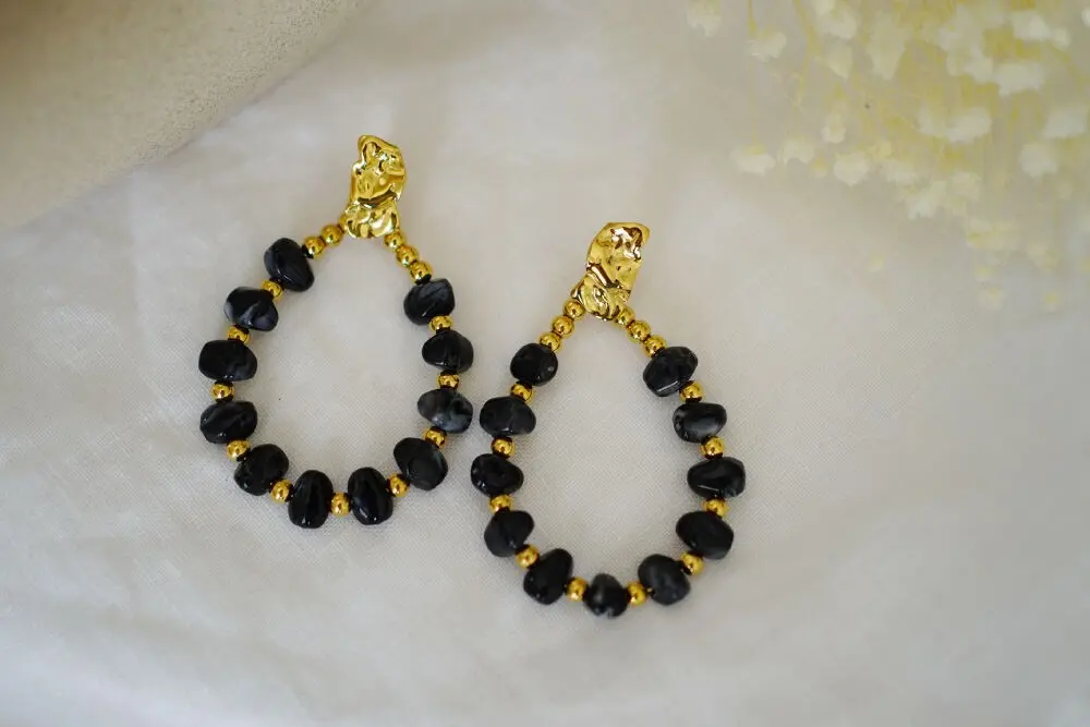 Schwarze und goldene Perlenohrringe Éléonore