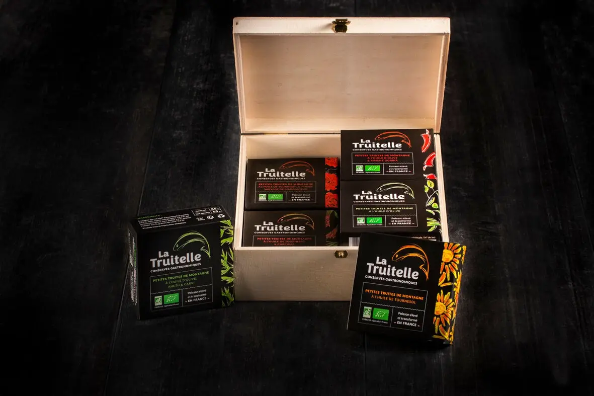 Coffret en peuplier estampillé La Truitelle contenant les 8 recettes de conserves gastronomiques