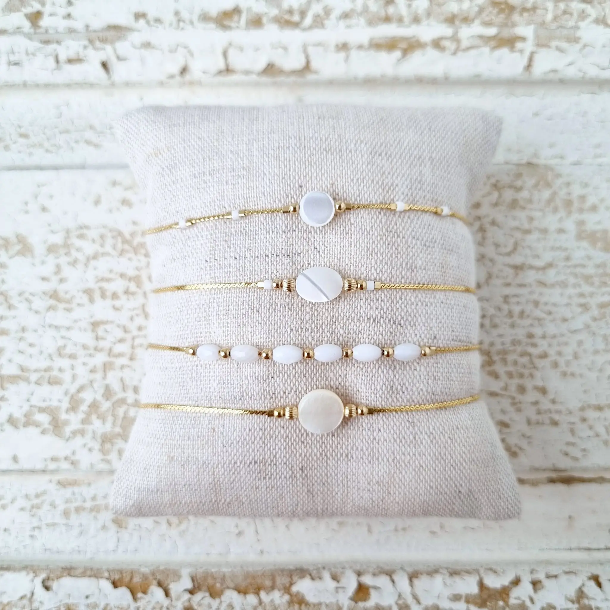Fine bracelets in gold and natural stones, Mother of Pearl | Lithotherapy jewelry