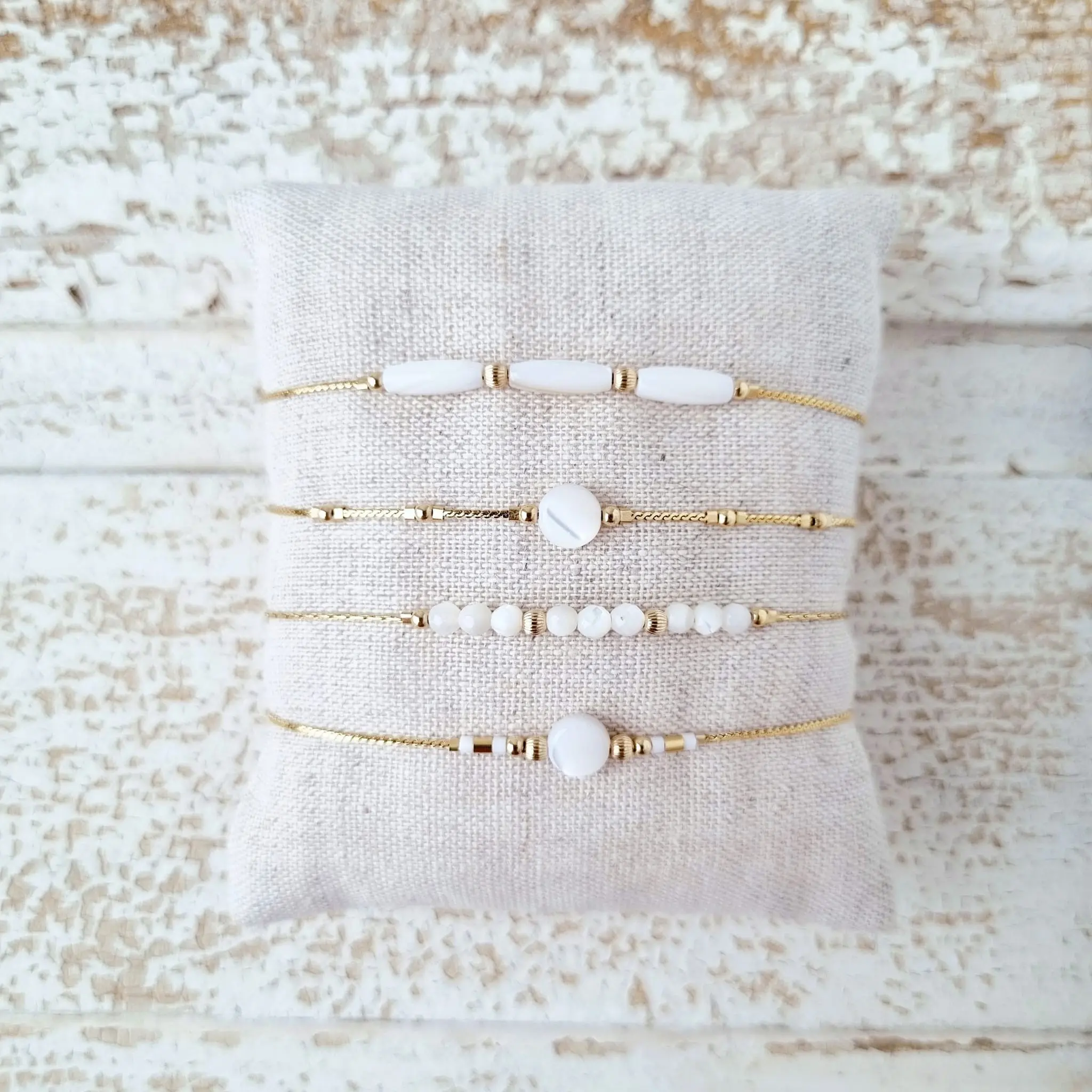 Fine bracelets in gold and natural stones, Mother of Pearl | Lithotherapy jewelry