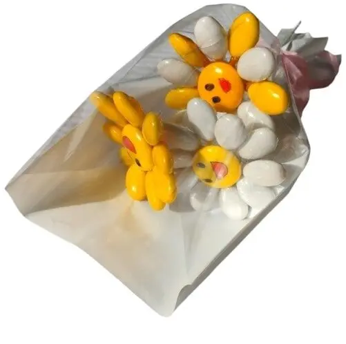 Mini bouquet of 3 Smiley flowers, 2 solid colors and 1 white color in chocolate dragees