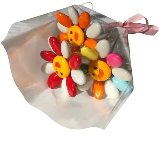 Mini bouquet of 3 smiley flowers, 2 white and 1 multi-colored white in chocolate dragees