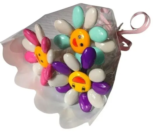 Mini bouquet of 3 white smiley flowers in chocolate dragees