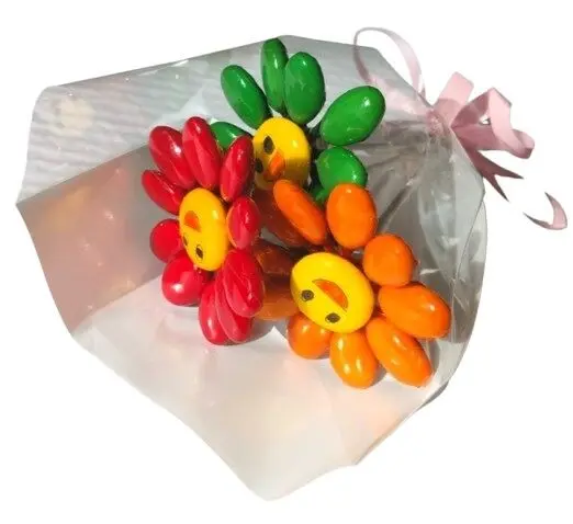 Mini bouquet of 3 solid color smiley flowers in chocolate dragees