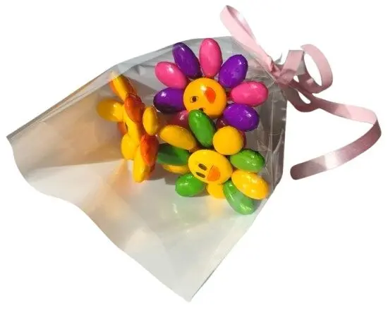 Mini bouquet of 3 smiley flowers in 2 alternating colors in chocolate dragees