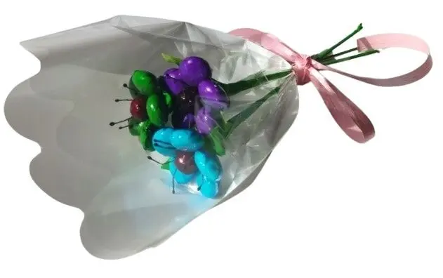 Mini bouquet of 3 anemones in chocolate dragees