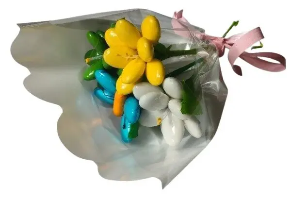 Mini butterfly bouquet and 3 freesias in chocolate dragees
