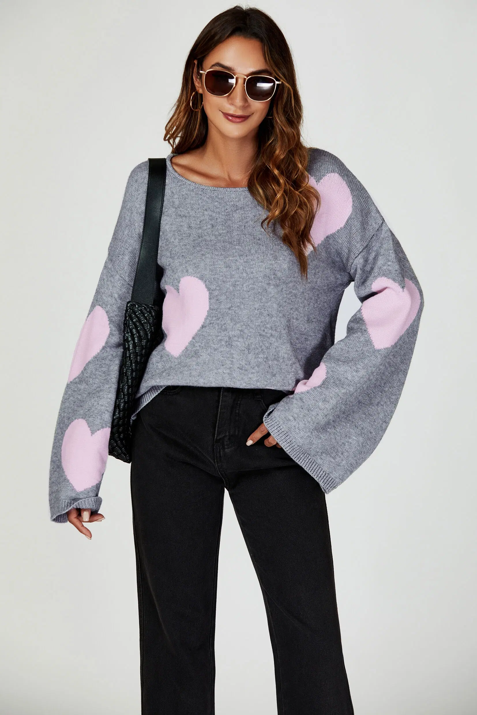 Oversized sweater with wide sleeves and heart pattern in light grey €48.99