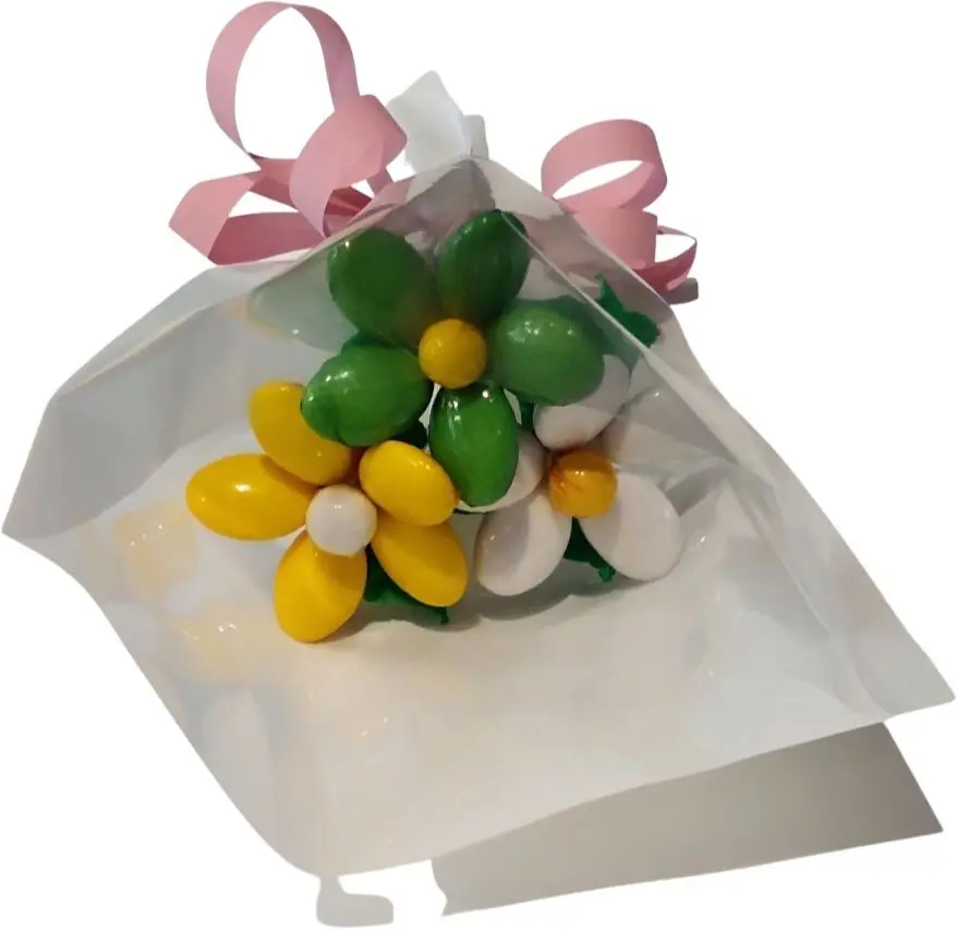 Mini bouquet of 3 multicolored daisies and chocolate dragees