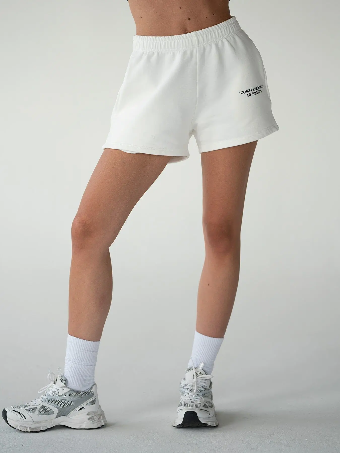 PRENDAS ESENCIALES - Pantalones cortos • Blanco roto