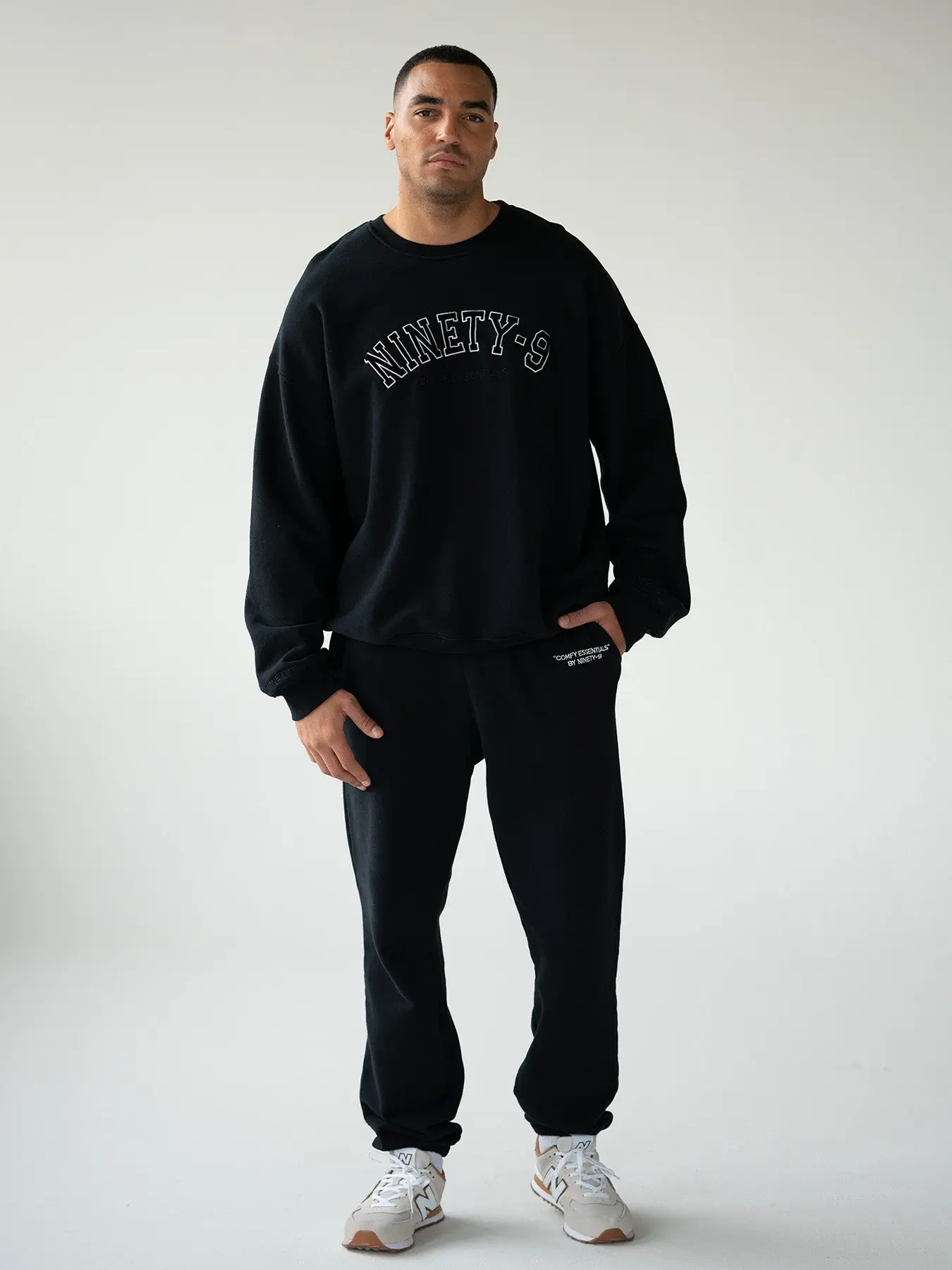 PRENDAS ESENCIALES - Pantalones deportivos • Negros