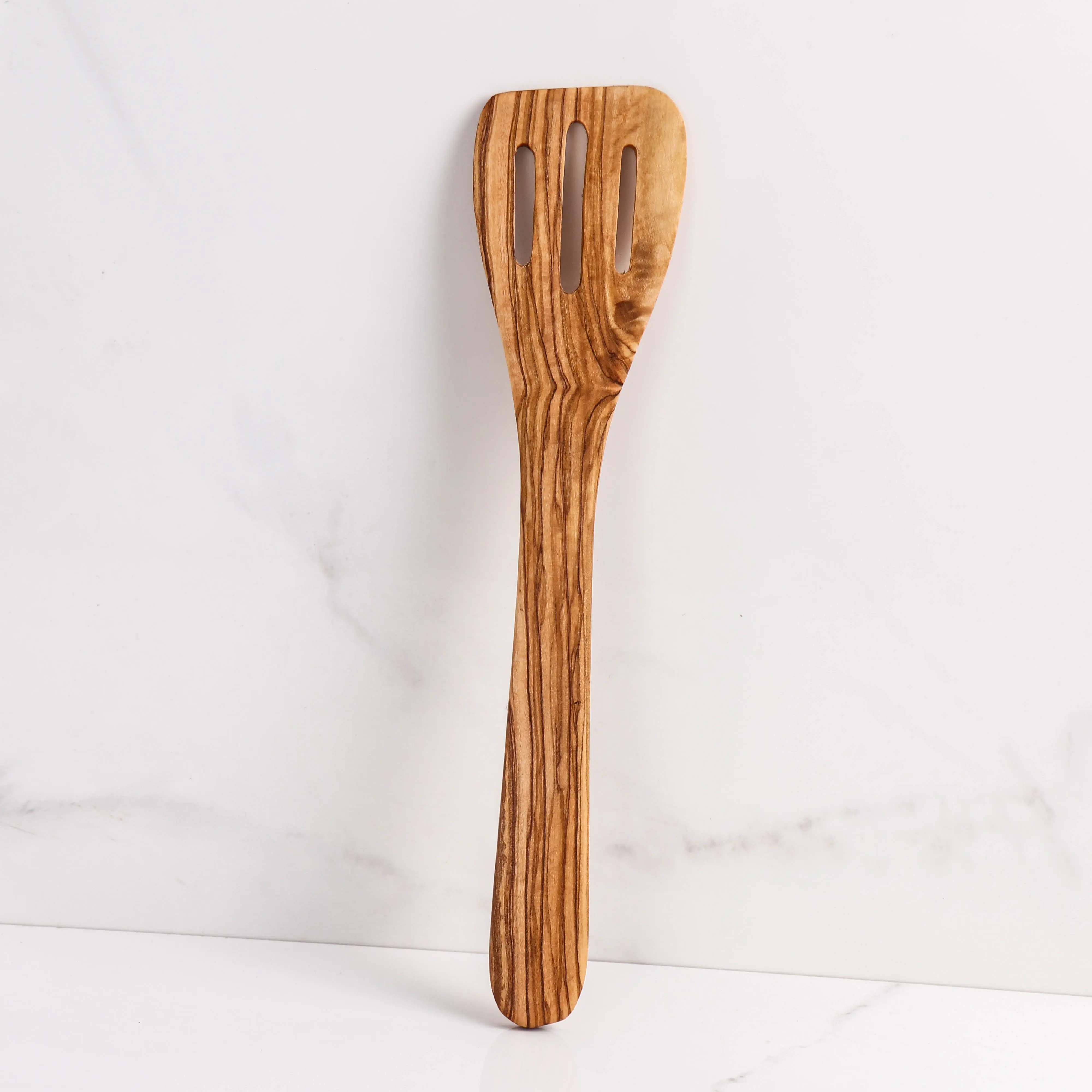 Spatule ajourée en bois d'olivier – Outil de cuisine artisanal