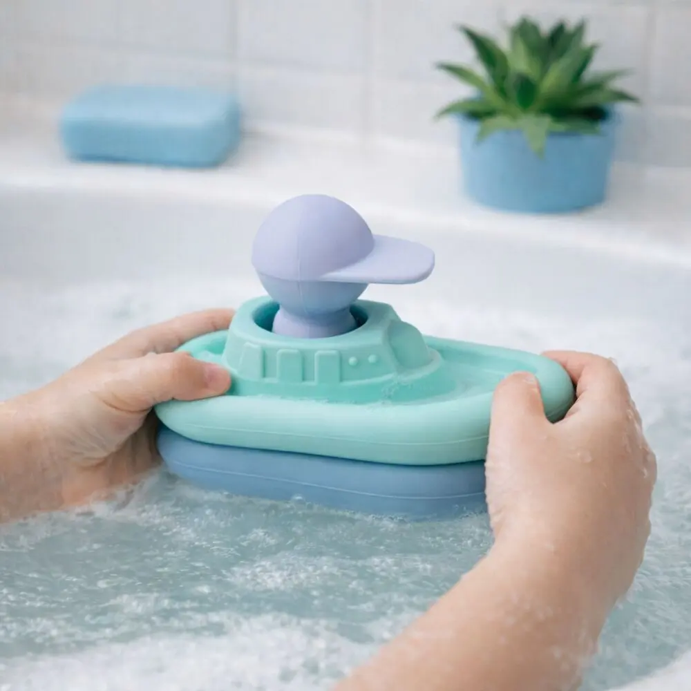 Jouet d'éveil pour le bain - Silicone, bleu/turquoise, set de 2 bateaux et 1 capitaine - Développe l'imagination