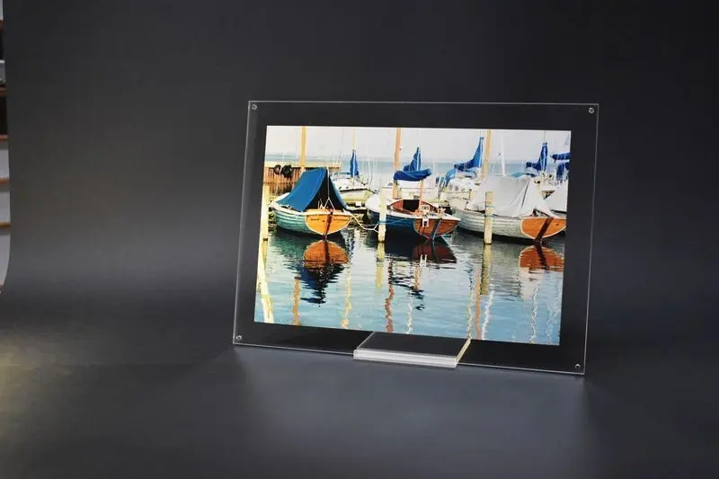Cadre Photo Magnétique en Plexiglas avec Socle – Design Premium Made in France | Apparences