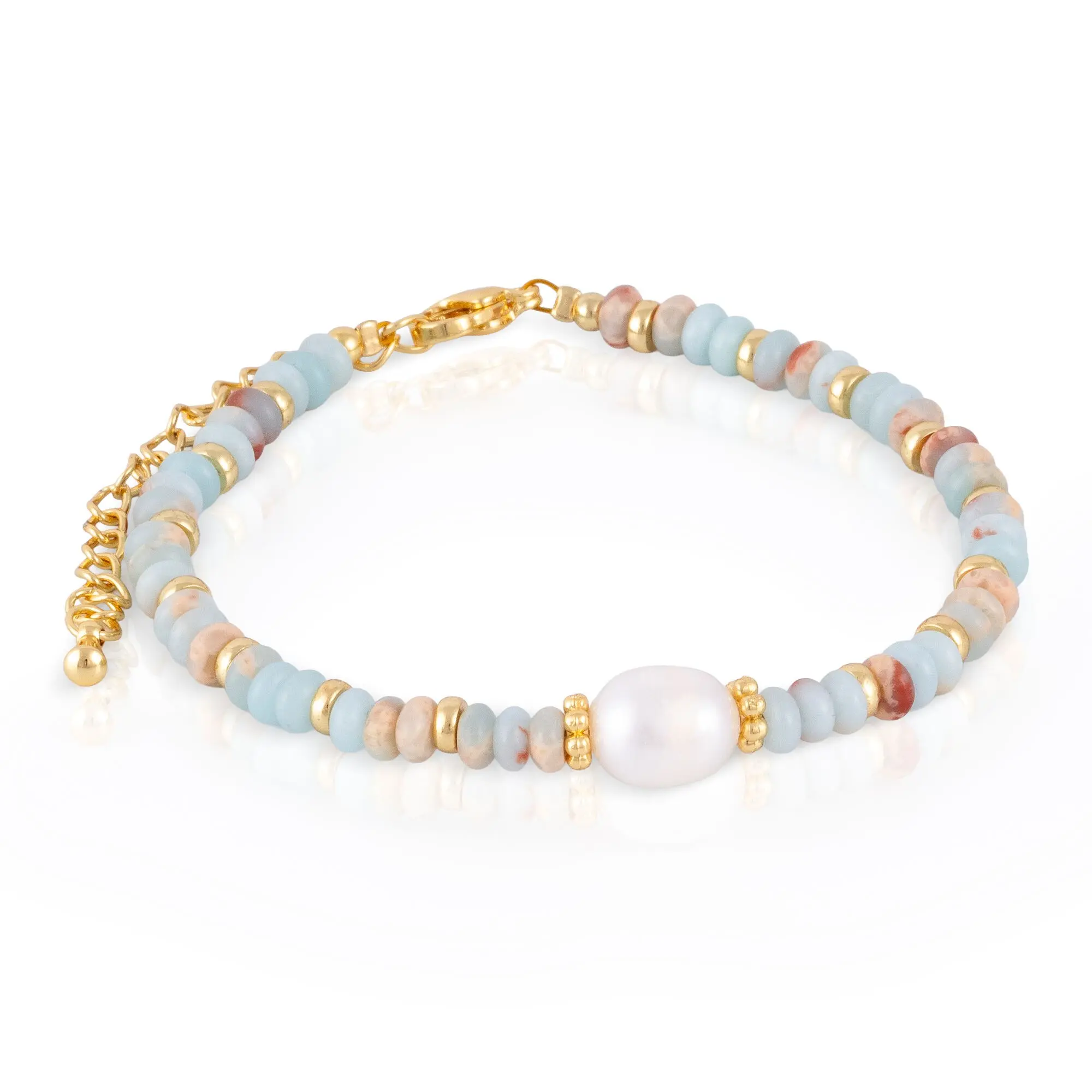 Bracelet composé de pierres Shou Shan, d'une perle blanche naturelle et d'un fermoir mousqueton. Couleur : Multicolore