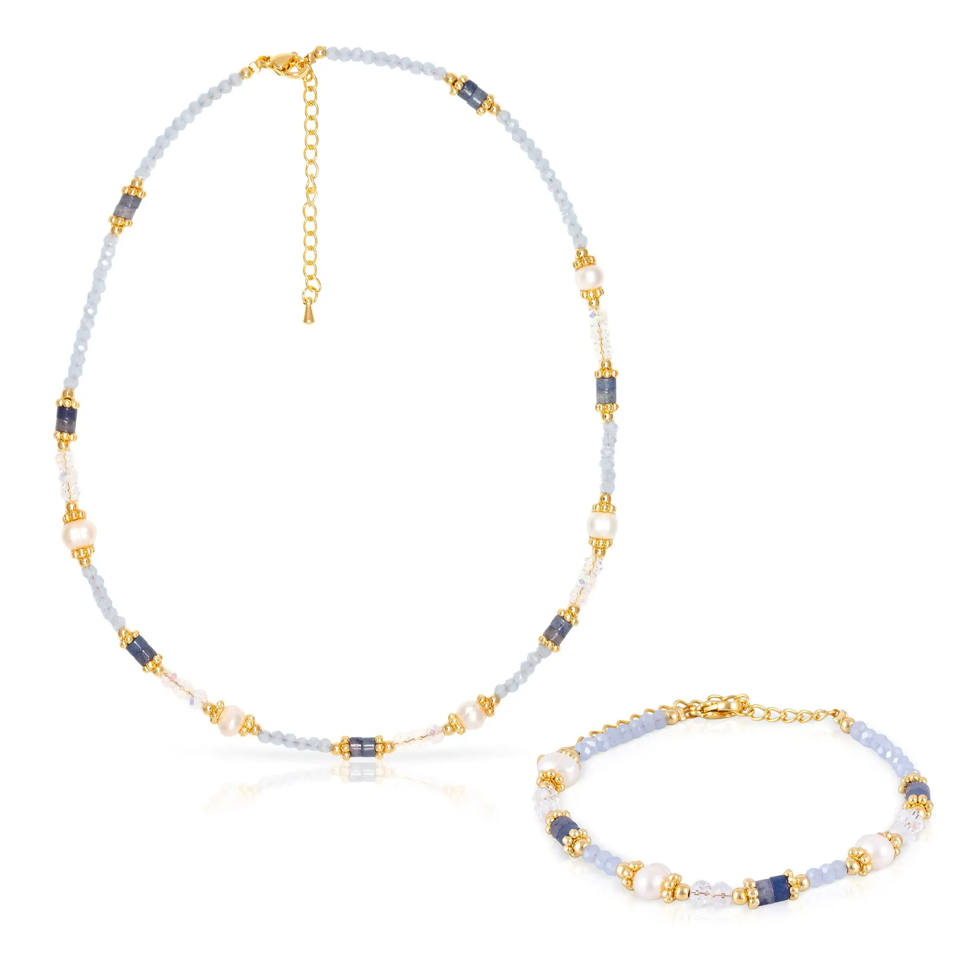 Ensemble bracelet et collier assortis. Confectionné en lapis-lazuli, cristaux bleus et blancs, perles naturelles et fermoir mousqueton. Couleur : Multicolore