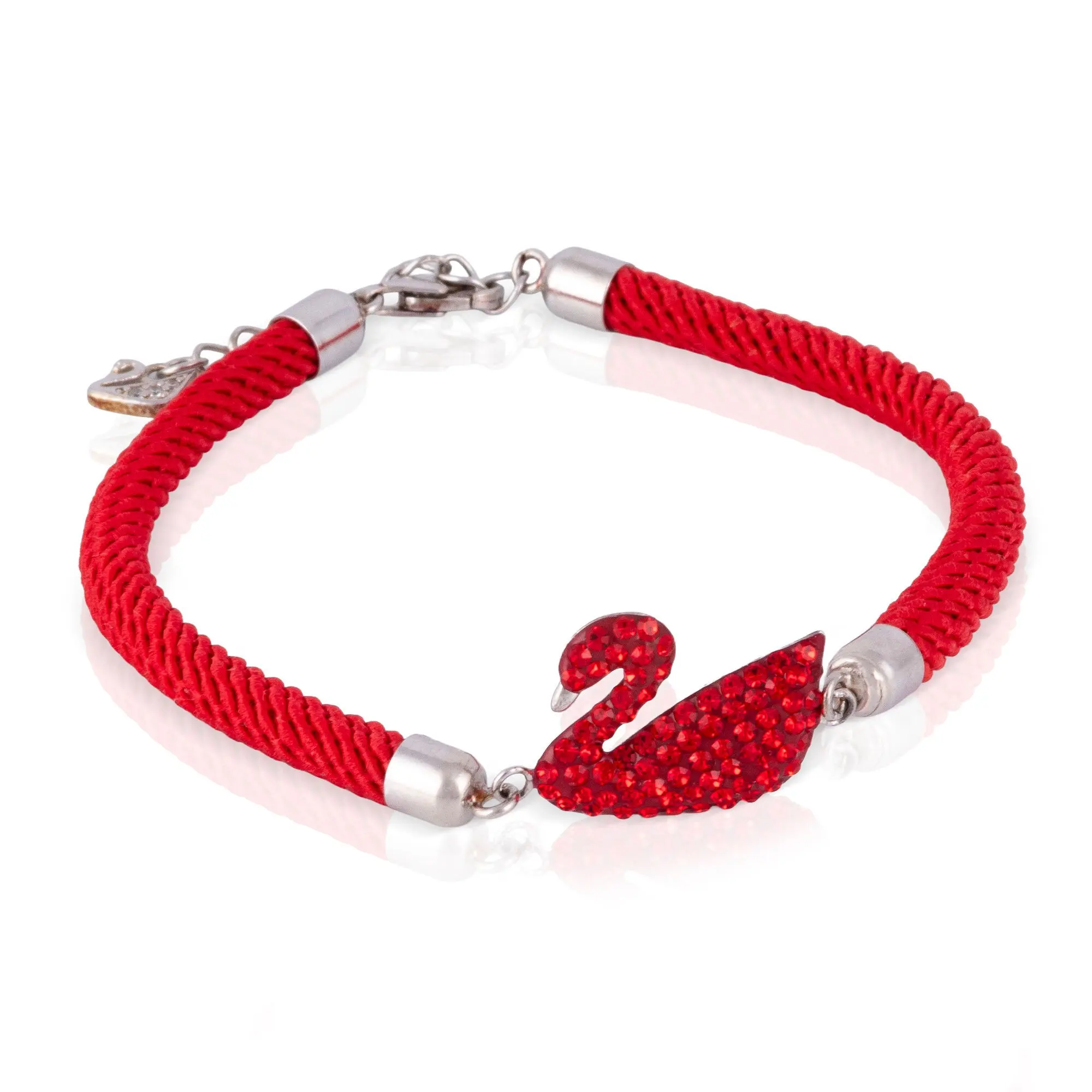 Bracelet rouge en fil tressé orné d'un cygne décoratif en zircon avec détails et fermoir mousqueton en argent sterling 925.
