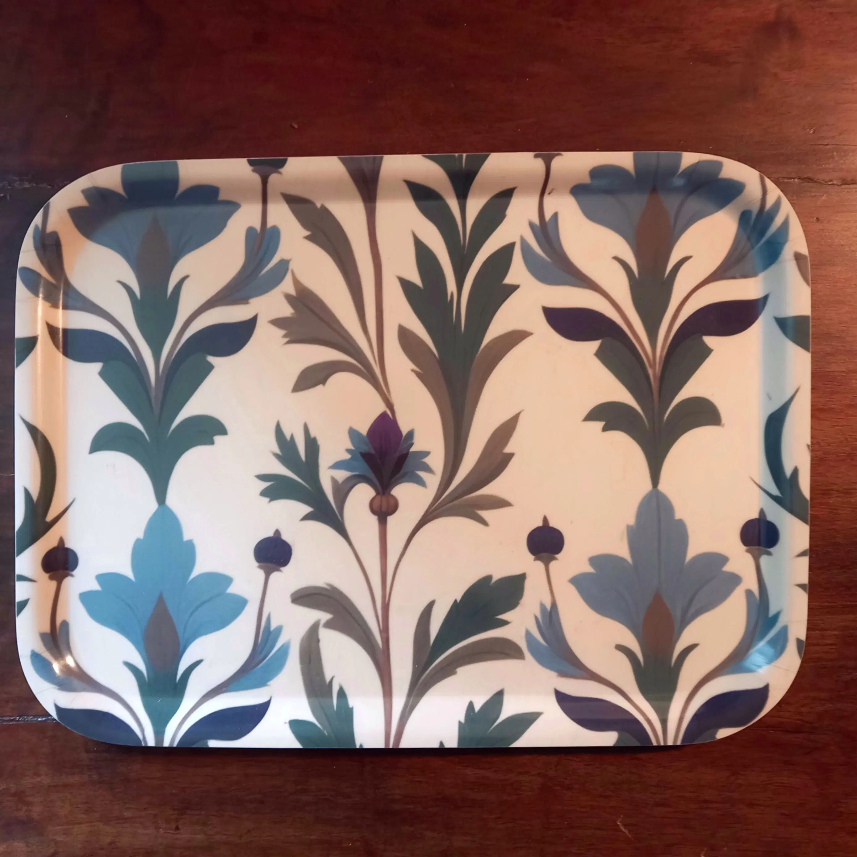Rectangular tray with floral pattern