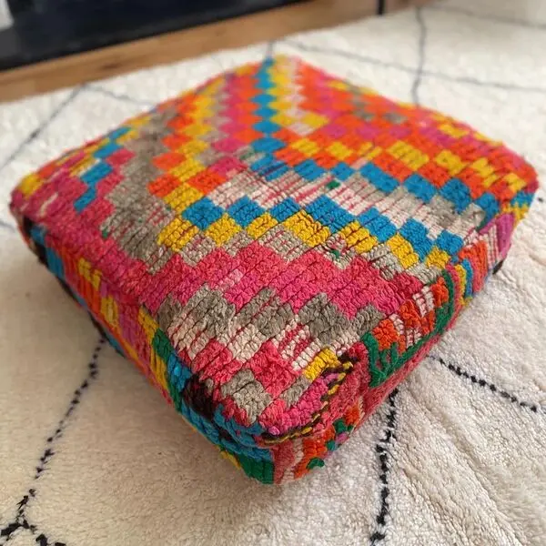 Pouf berbère vintage 113 - Tapis de montagne Atlas recyclé