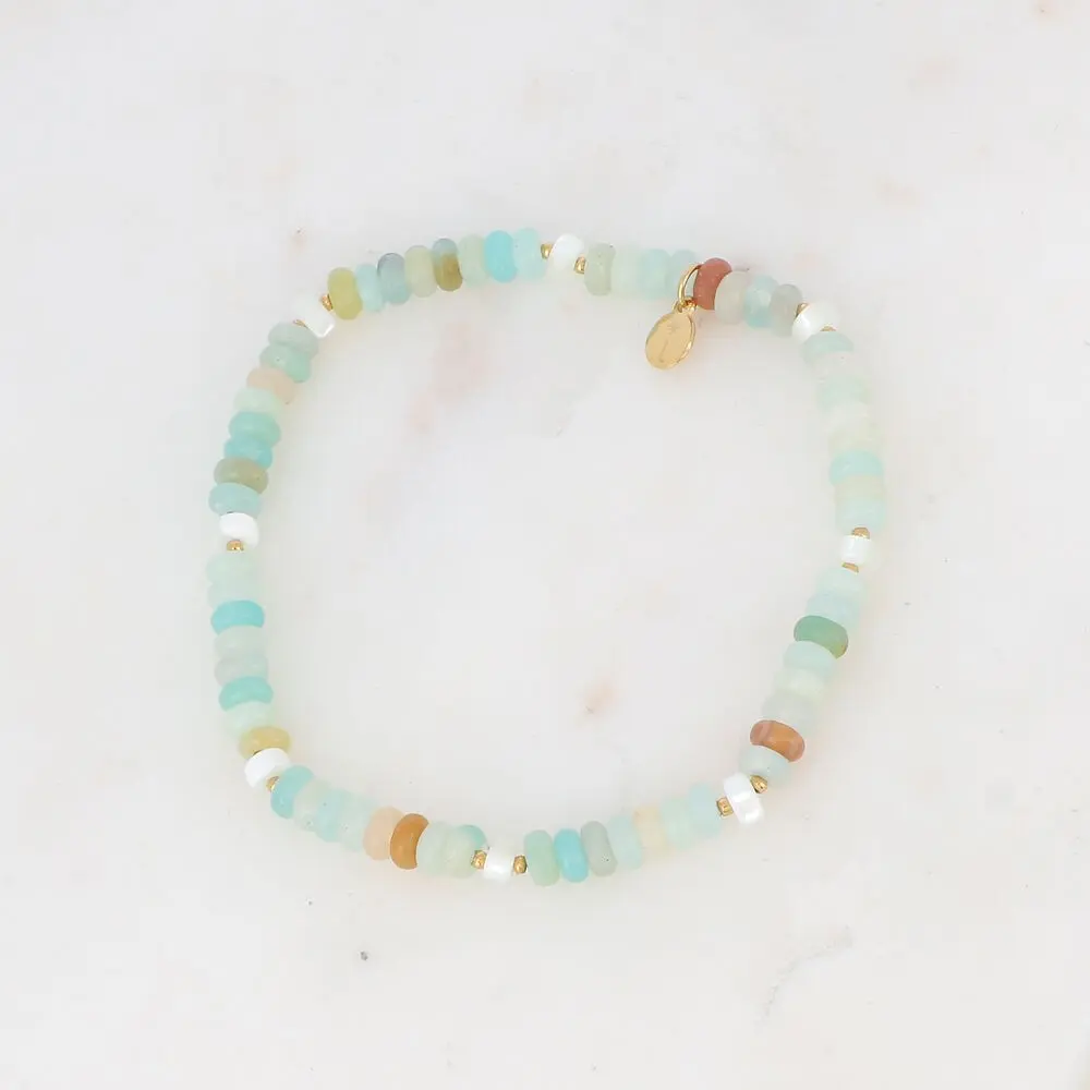 Elastic bracelet with natural stones and mother-of-pearl