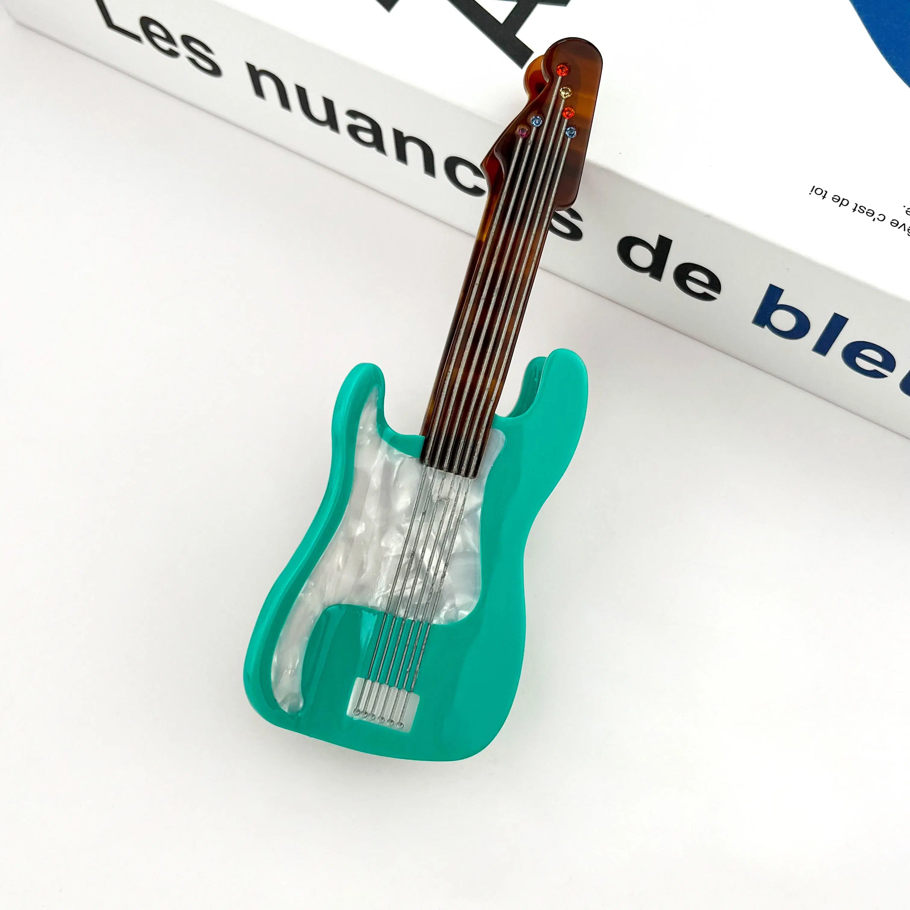 Haarspange aus Acetat in Mintgrünem Vintage-Gitarren-Design – Musikinspiriert
