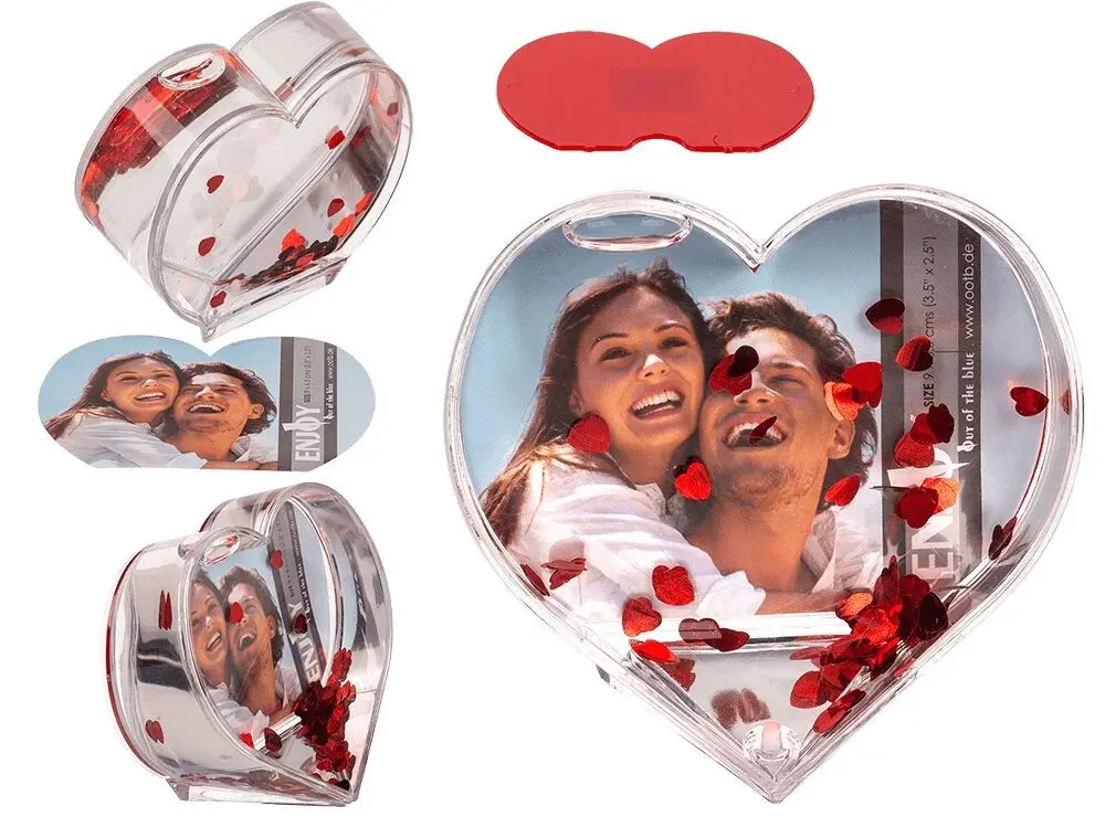 Coeur 3D avec coeurs en feuille rouge,