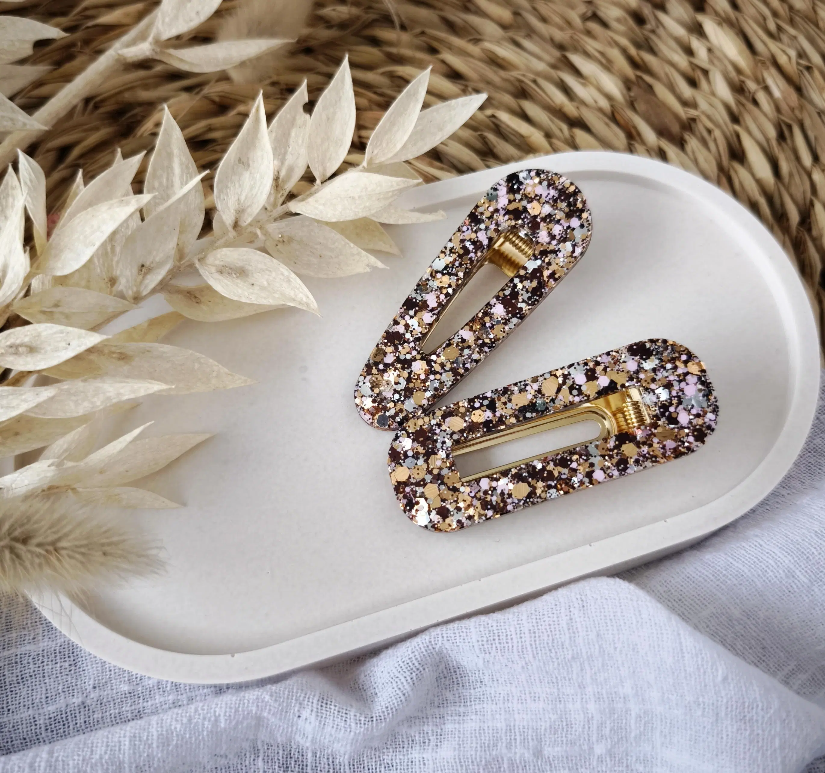 Cocoa resin hair clip