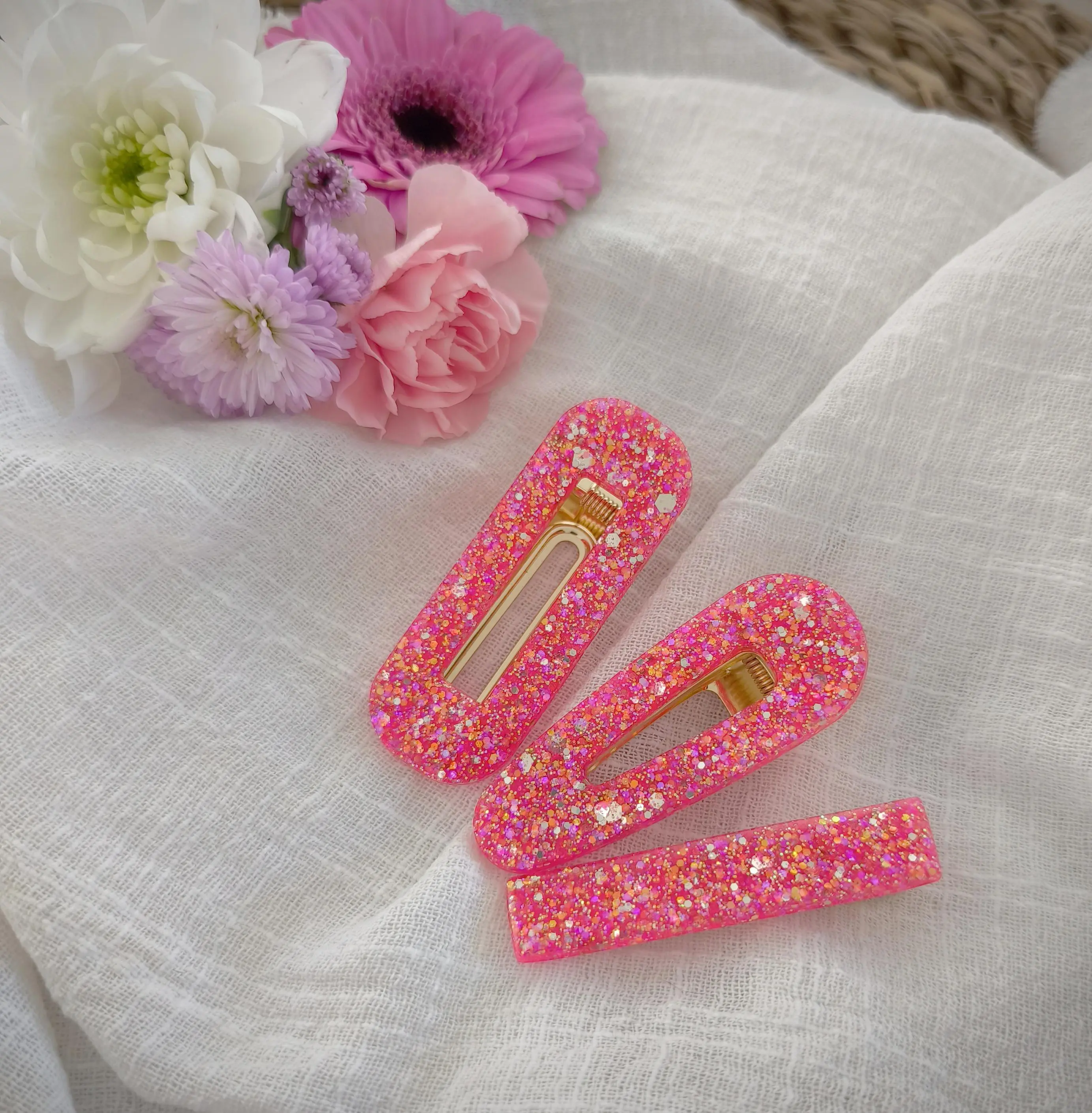 Flashy pink-orange resin hair clip