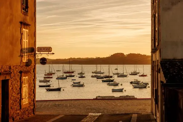 Zu Gast in der Bretagne. Sehnsuchtsorte, Originalrezepte und Geheimtipps. Kochbuch (Deutsch)