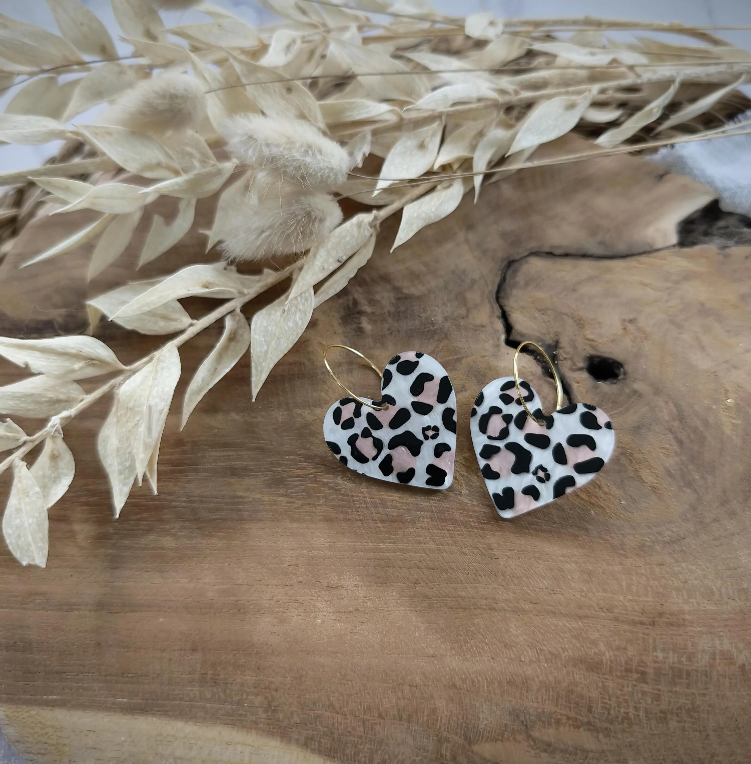 Graou nude heart acrylic earrings