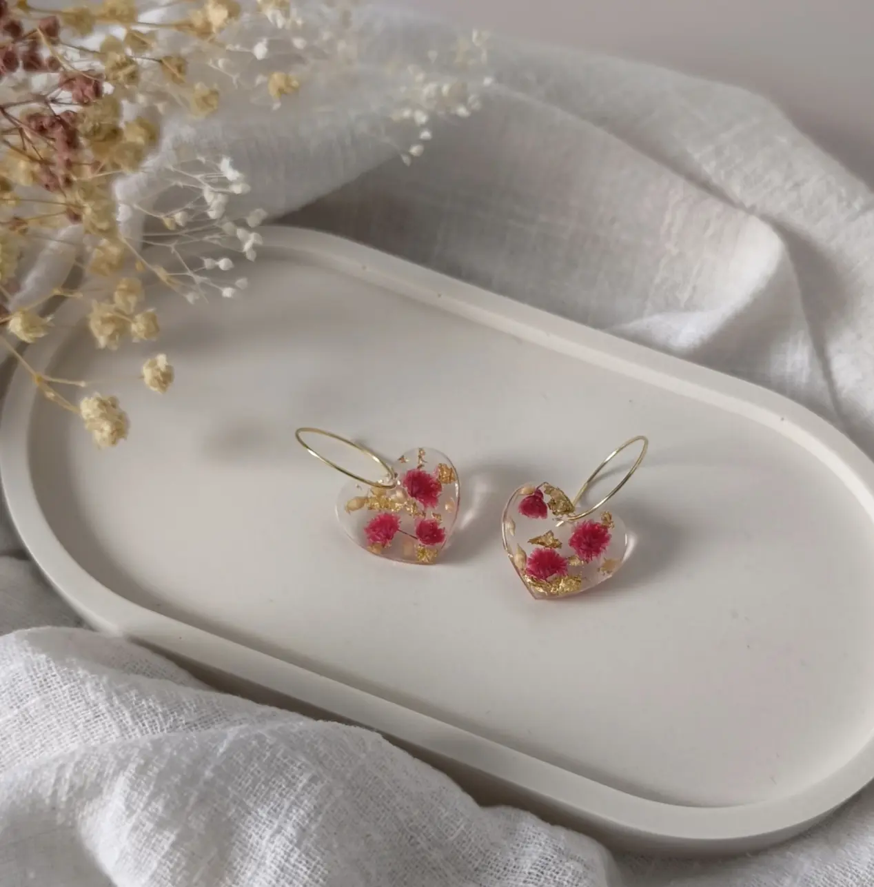 Heart-shaped hoop earrings with dried flowers