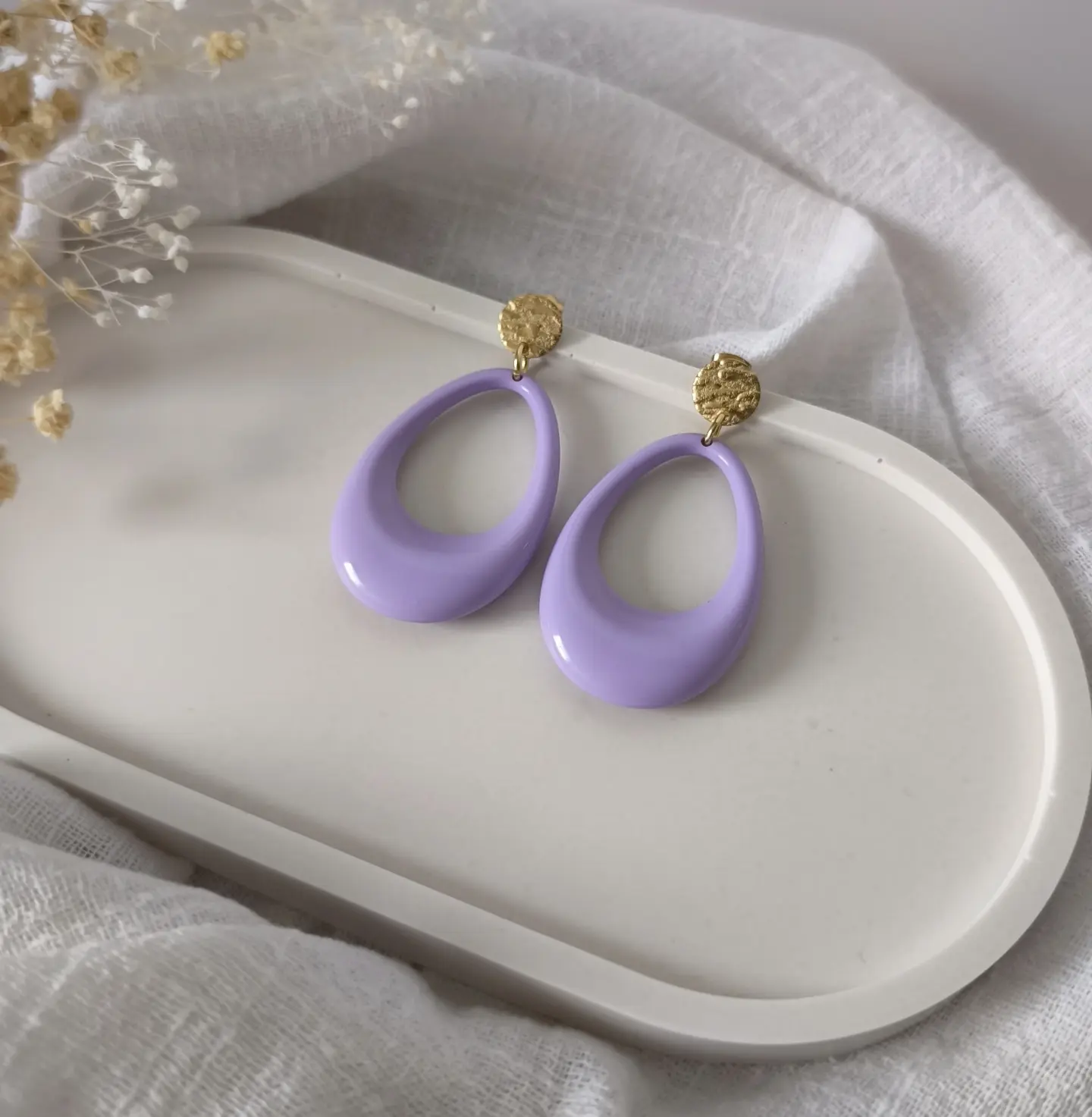 Alma acrylic earrings in pastel lilac