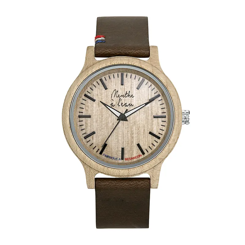 Maple-Uhr mit beigem Zifferblatt und braunem Rindslederarmband. Blau/Weiß/Rot