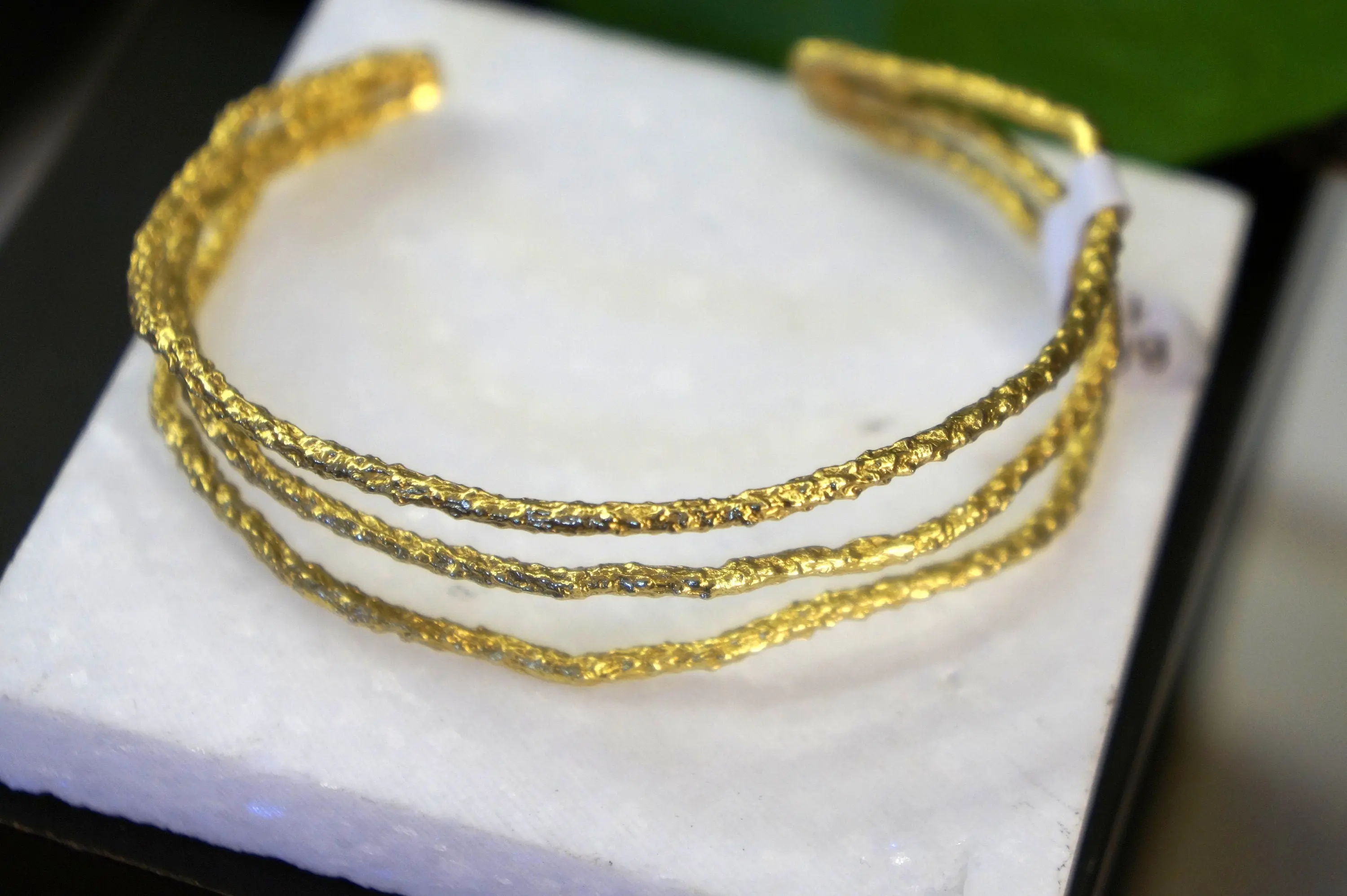 Pulsera de rama de pino inspirada en la naturaleza (oro de 14 k, ajustable)