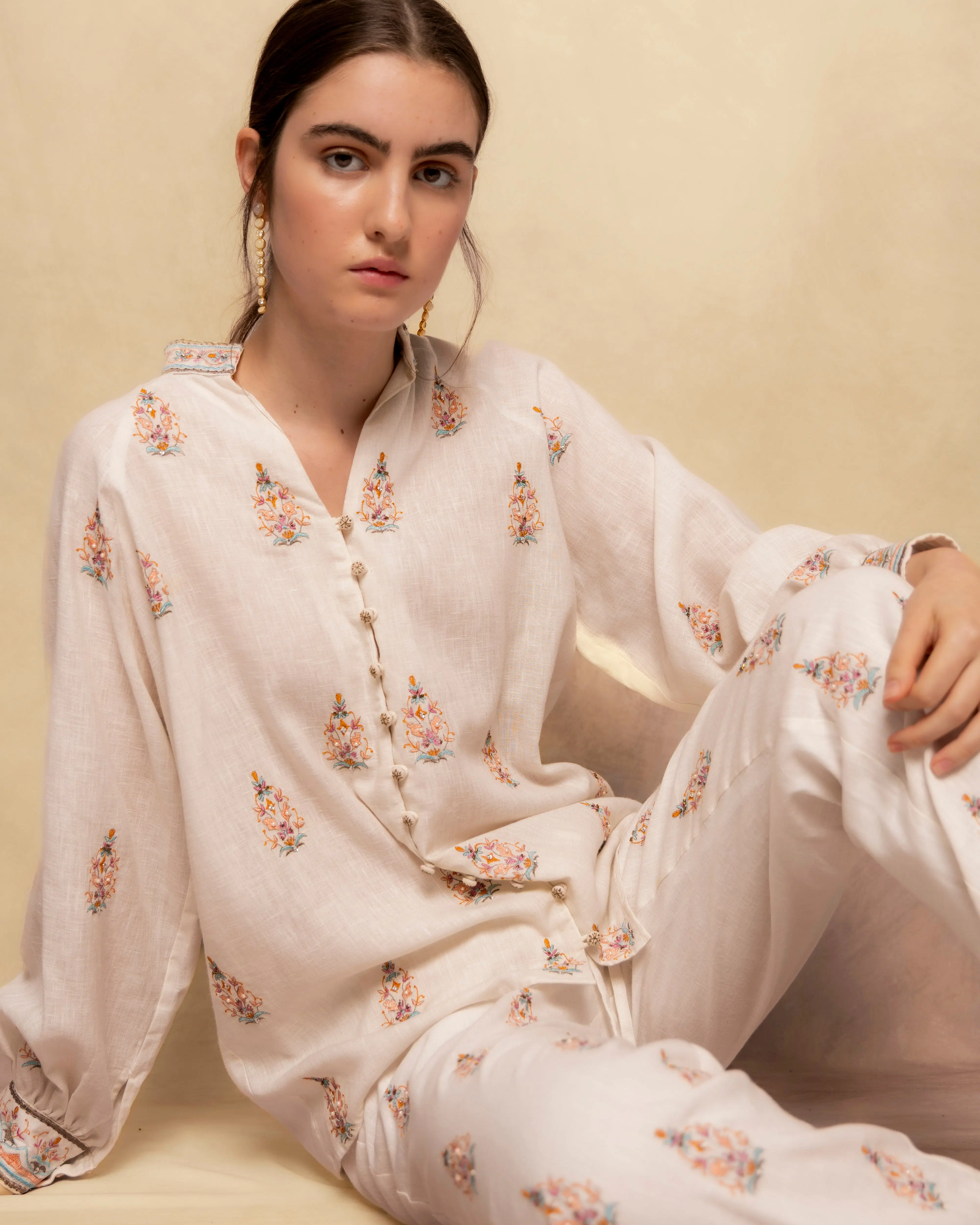Camisa blanca con pedrería Nura