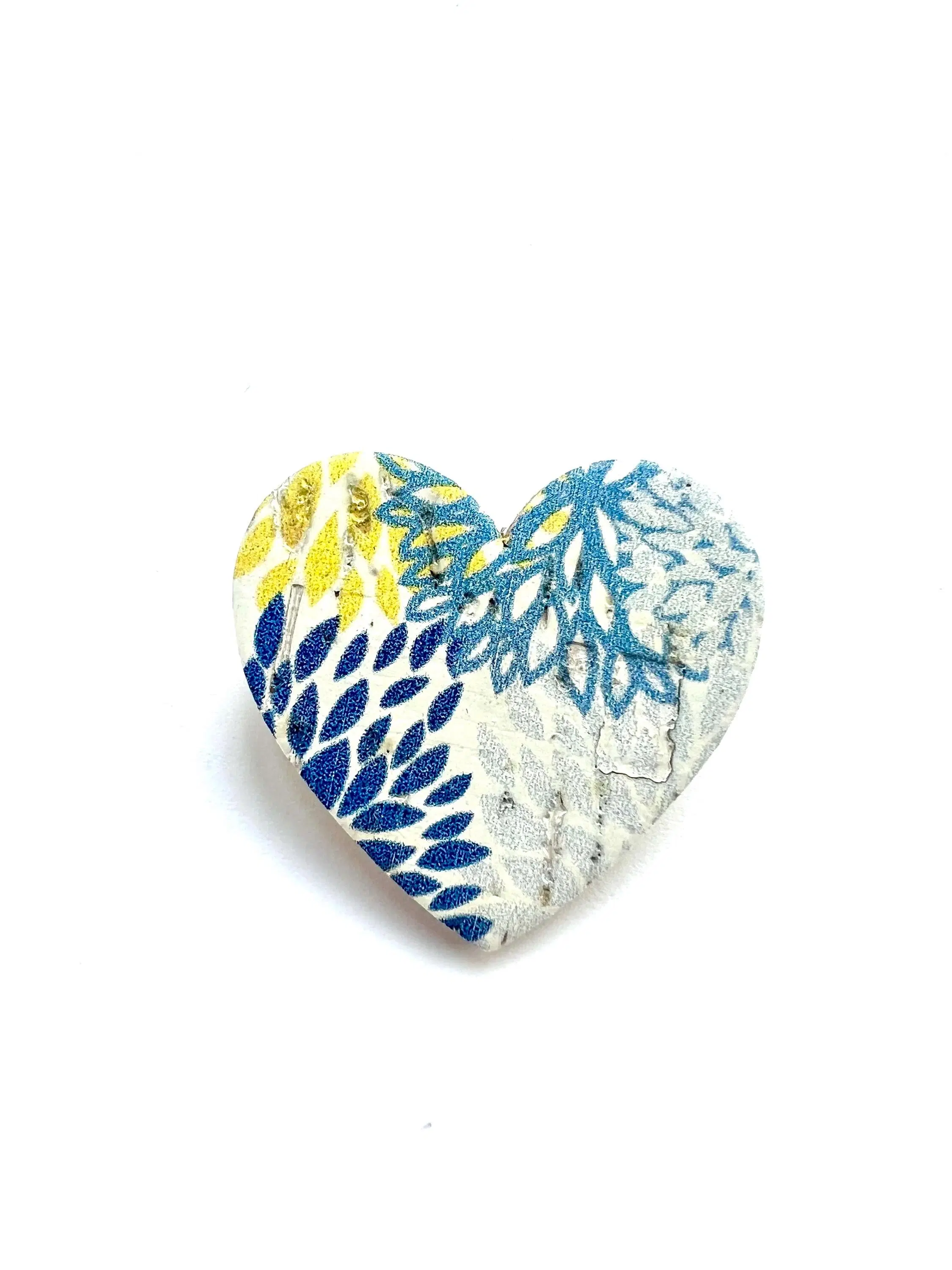 Heart brooch in cork and leather with a foliage motif