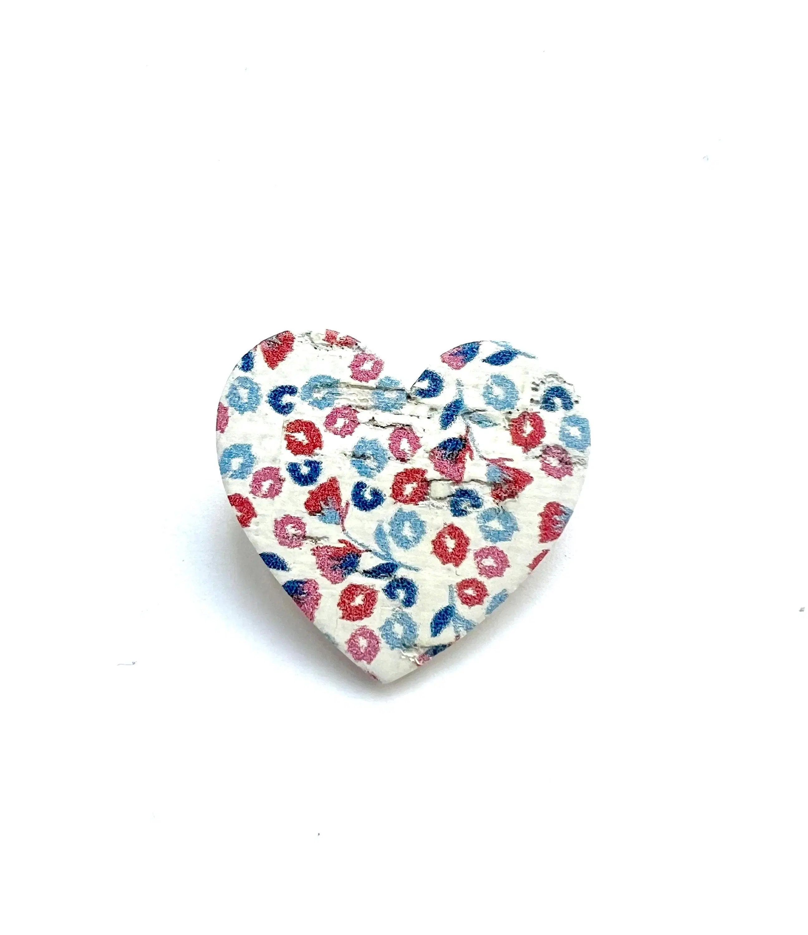 Heart brooch in cork and leather with a spring motif