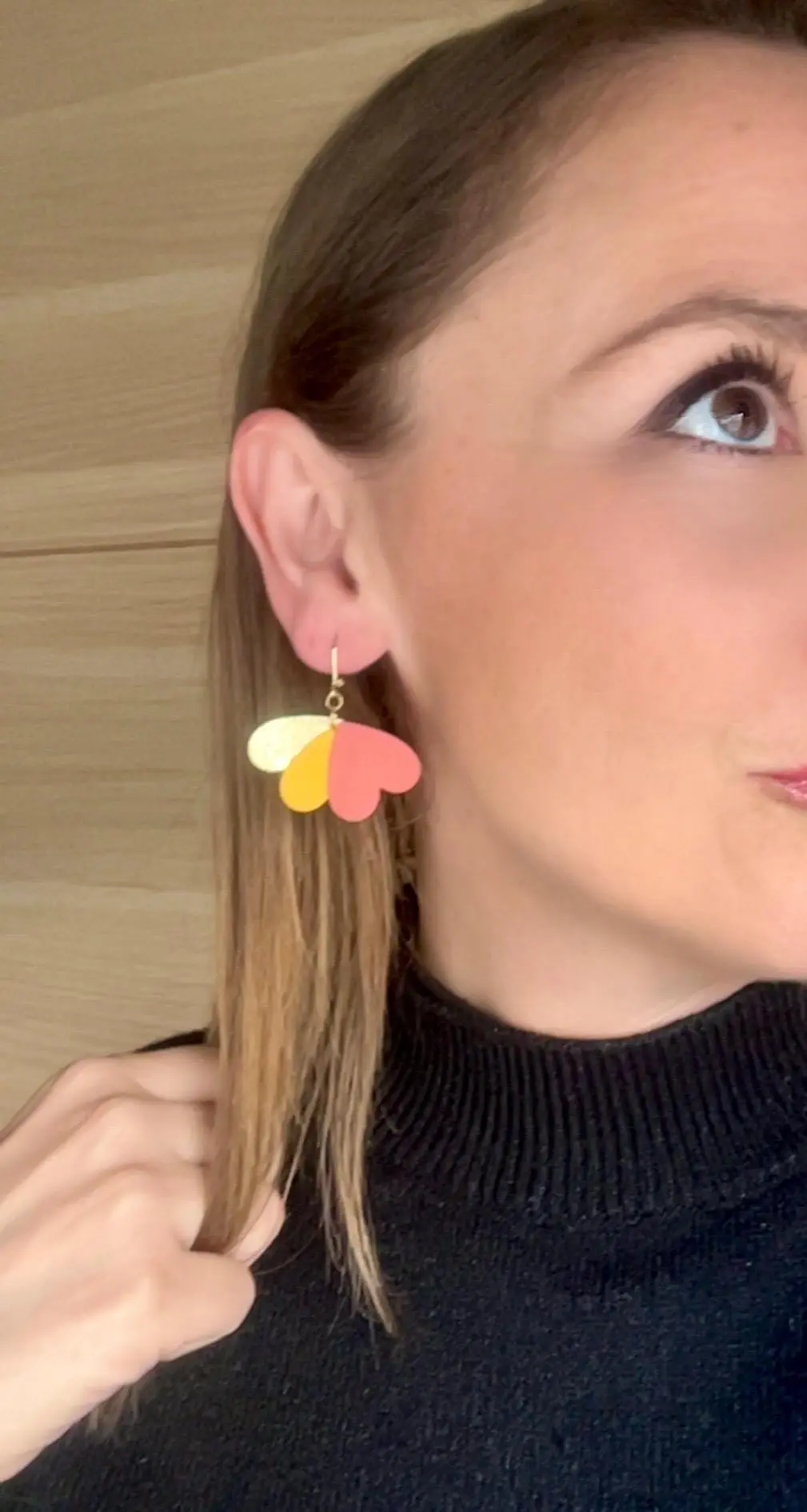 LOLA style leather earrings in coral yellow gold