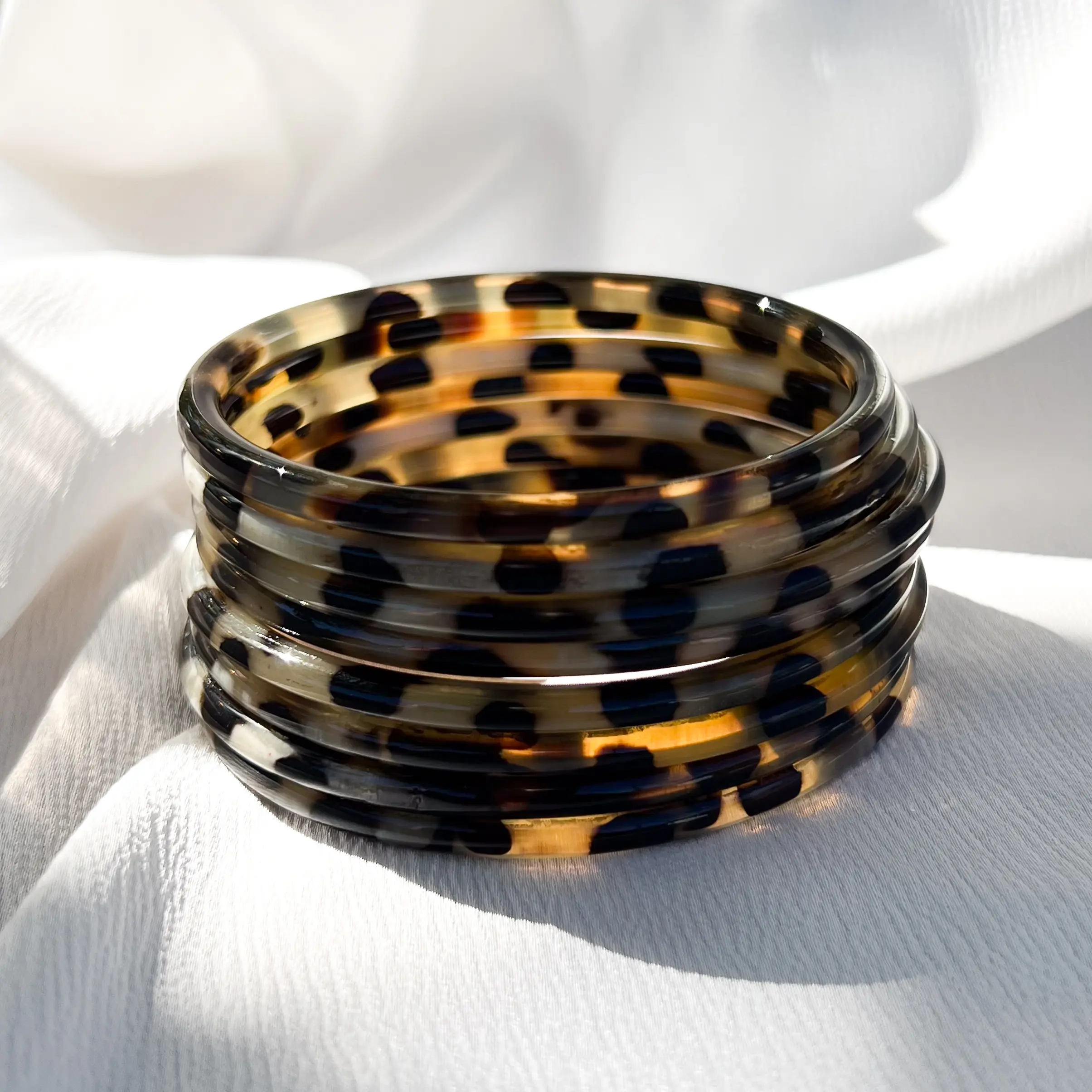 Brazalete de cuerno de búfalo con estampado de leopardo dorado, 6 mm y 4 mm, varios tamaños disponibles - se vende por unidad - motivo de pantera - Sugar and Cinnamon