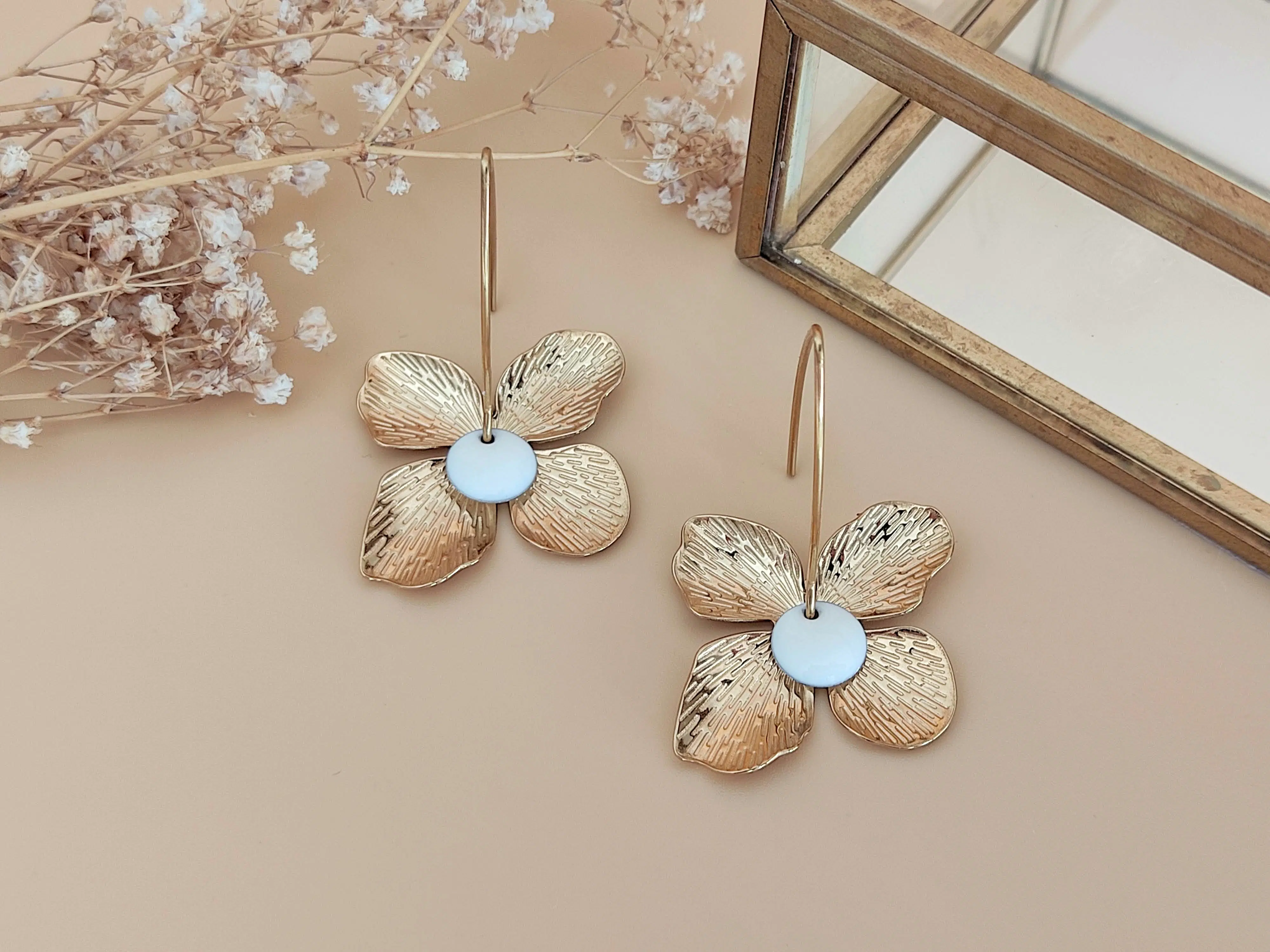 L'Eblouissante gold and white earrings