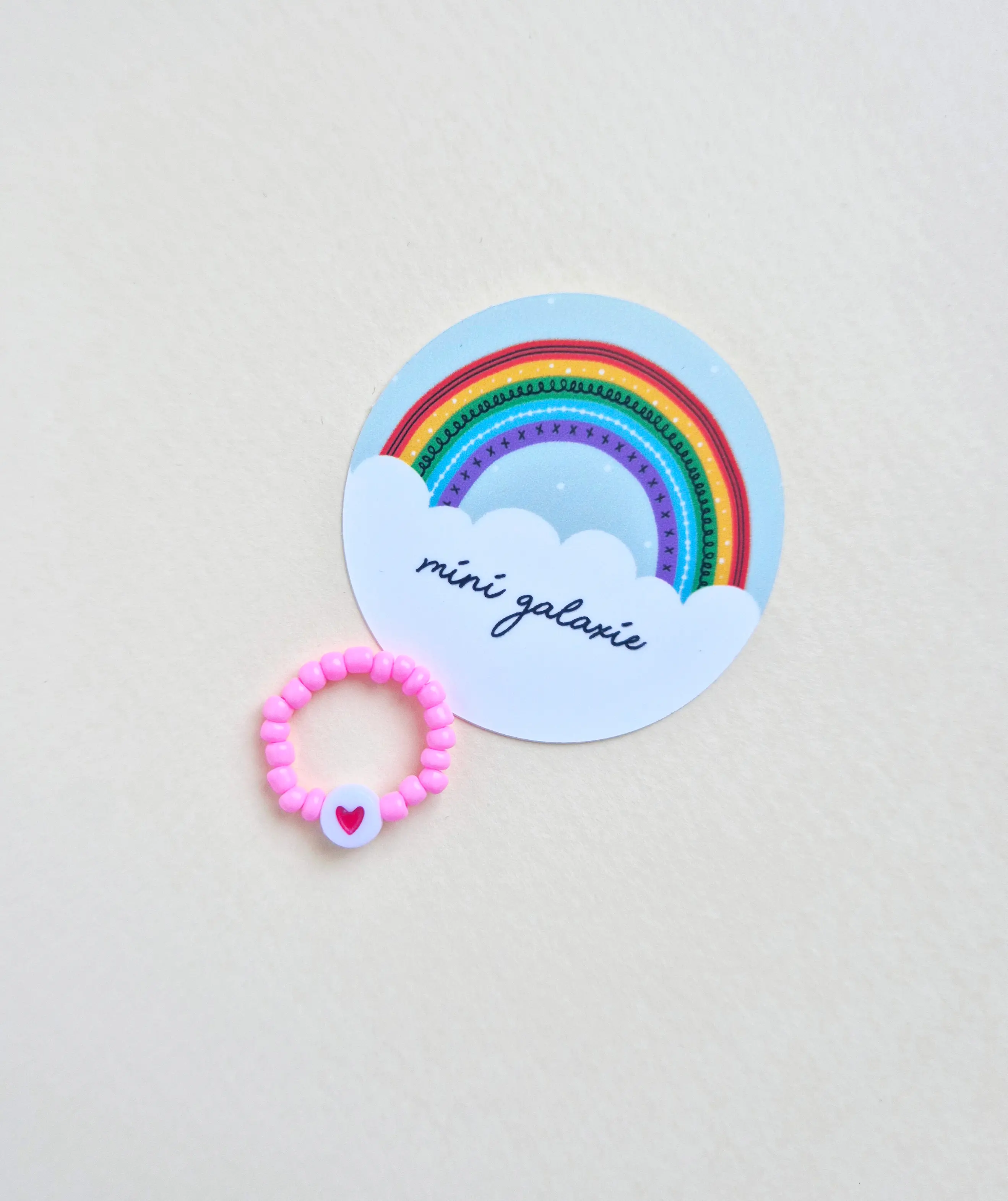 Kinderring mit bunten Perlen und einem Herz ❤️ – Farbauswahl 🌈 + Regenbogenaufkleber