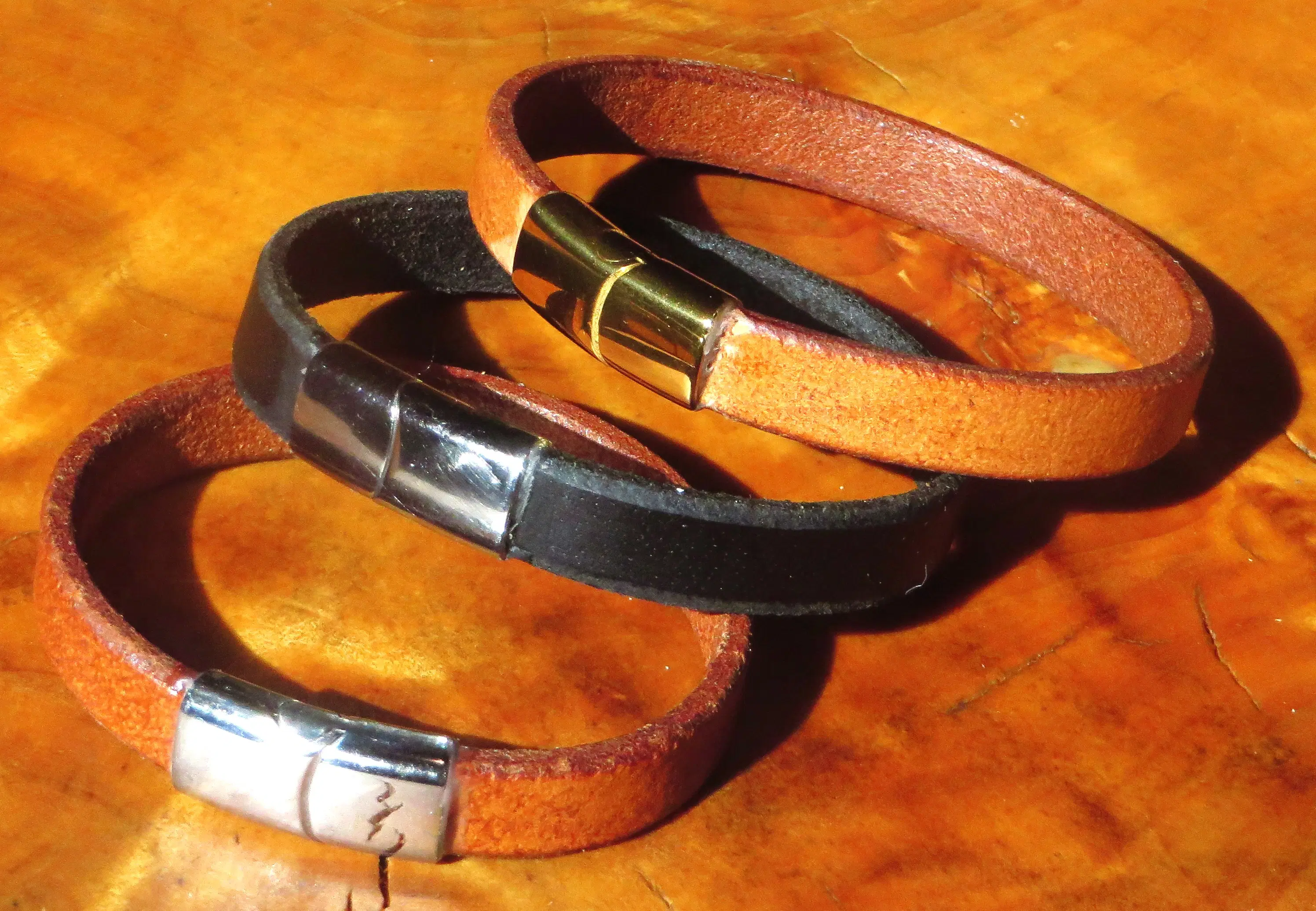 Leather bracelet with magnetic clasp