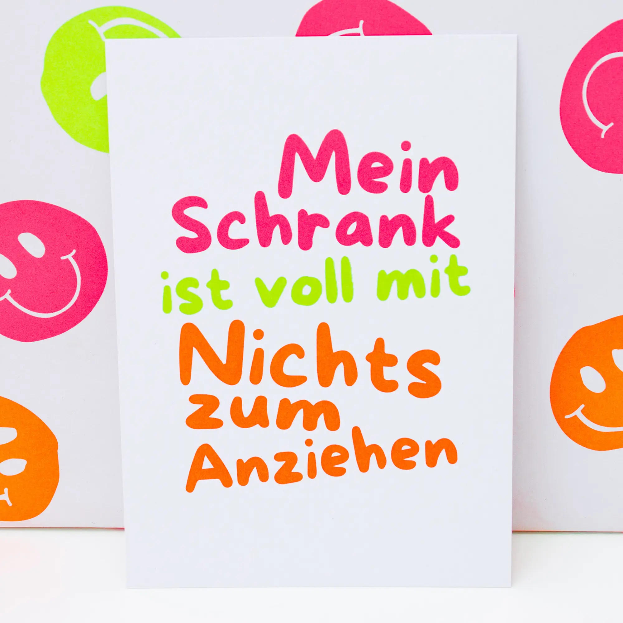 Moderne Neon Grußkarte „Mein Schrank ist voll“ Postkarte aus Recyclingpapier | DIN A6 Papeterie