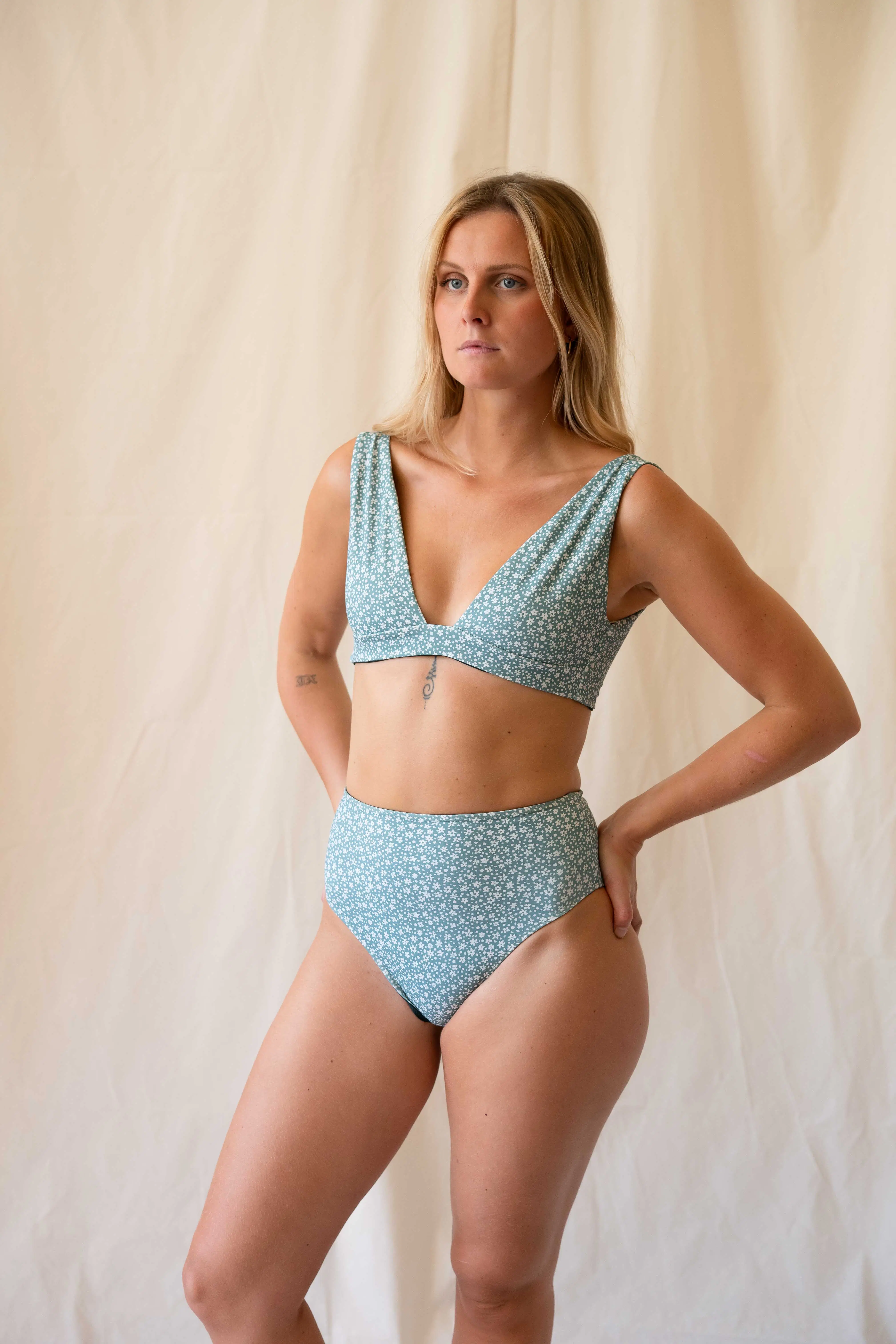 Bikini-Oberteil mit V-Ausschnitt und grünen Blumen