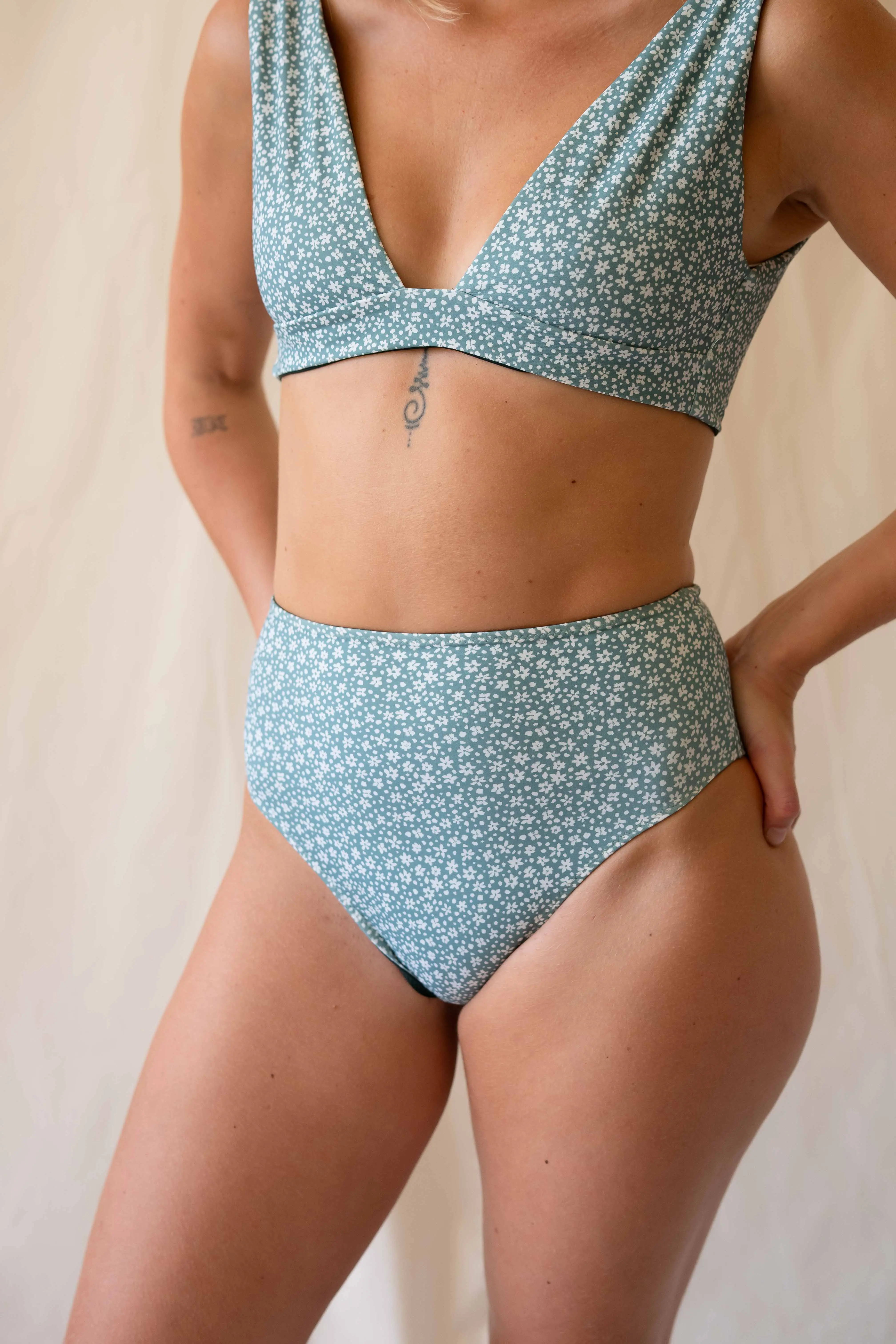 Bikinihose mit hohem Bund – Grüne Blumen