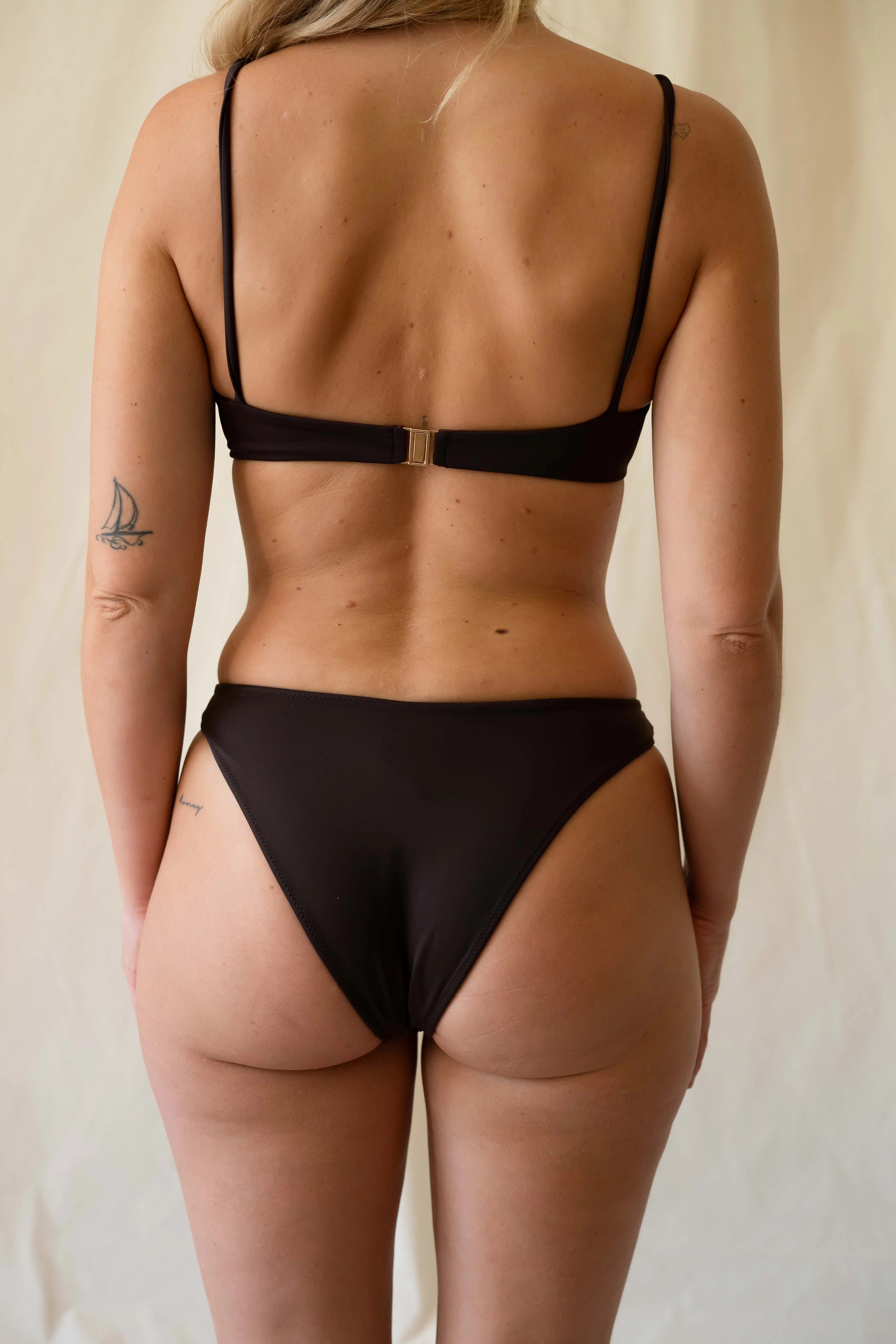 Bikinihose mit hohem Beinausschnitt – Braun