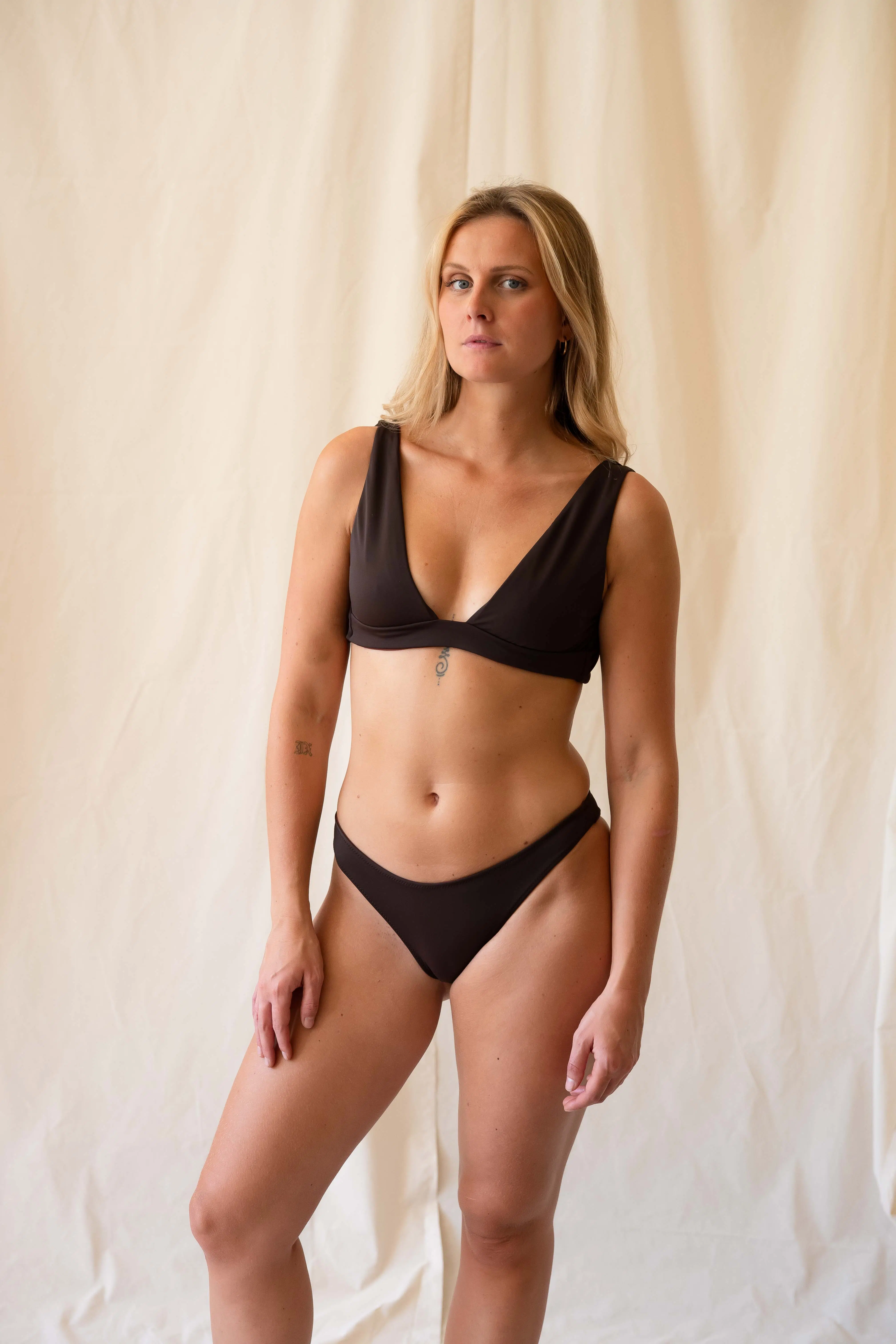 Brauner Bikini mit V-Ausschnitt