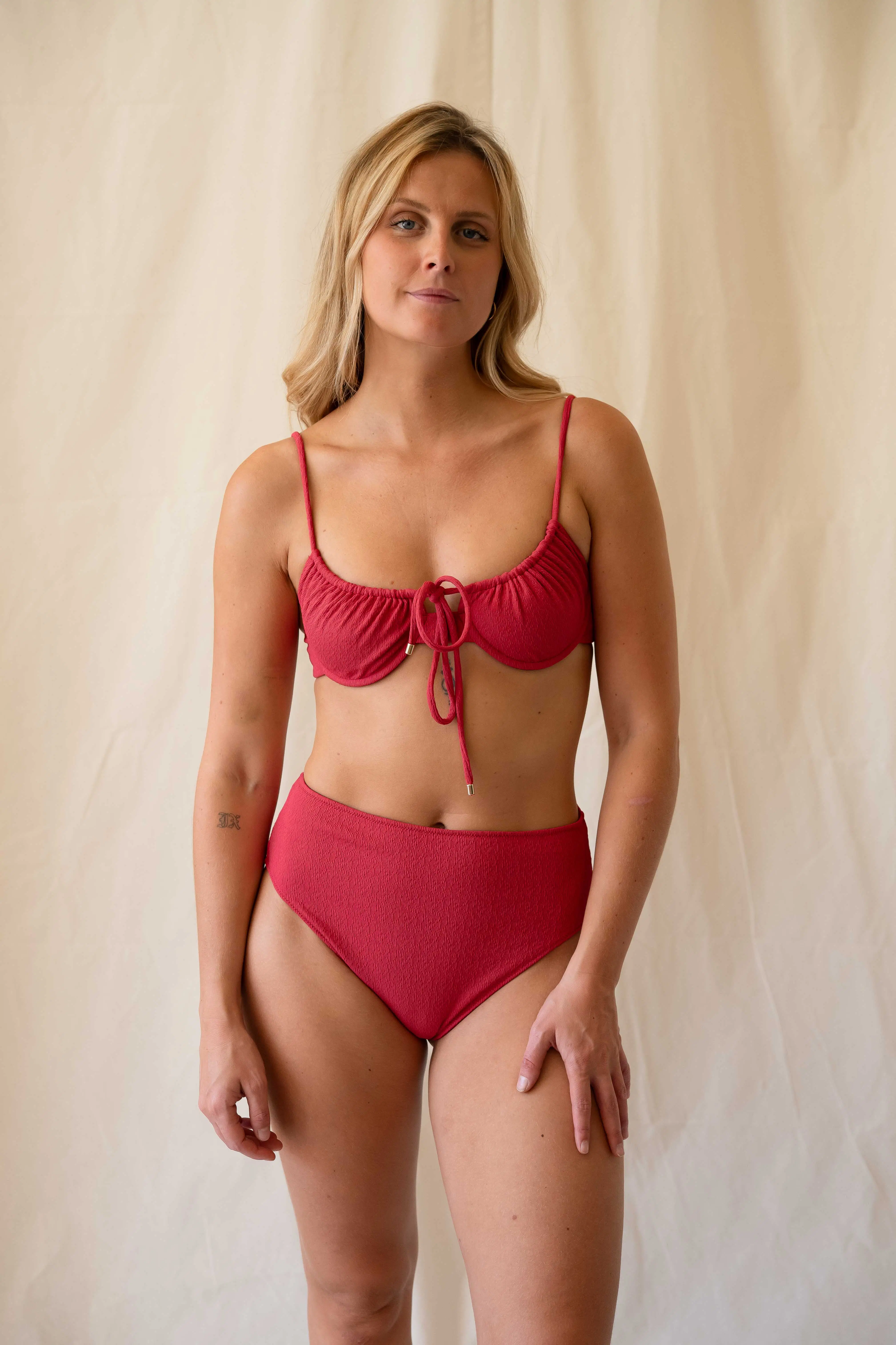 Bikini-Oberteil mit Bügeln und Bindebändern vorne – Rosa & Burgunderrot
