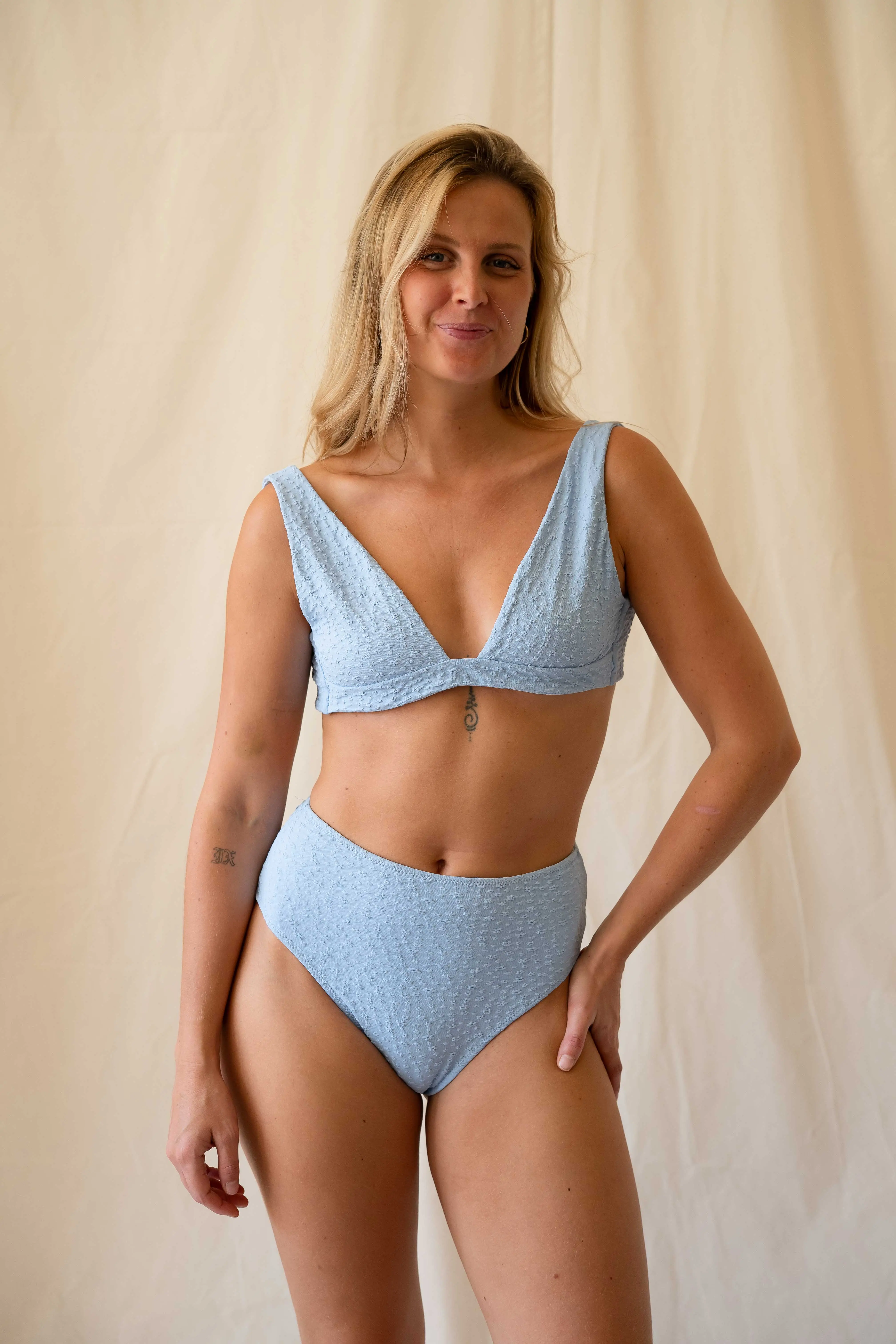 Bikini-Oberteil mit V-Ausschnitt, hellblau