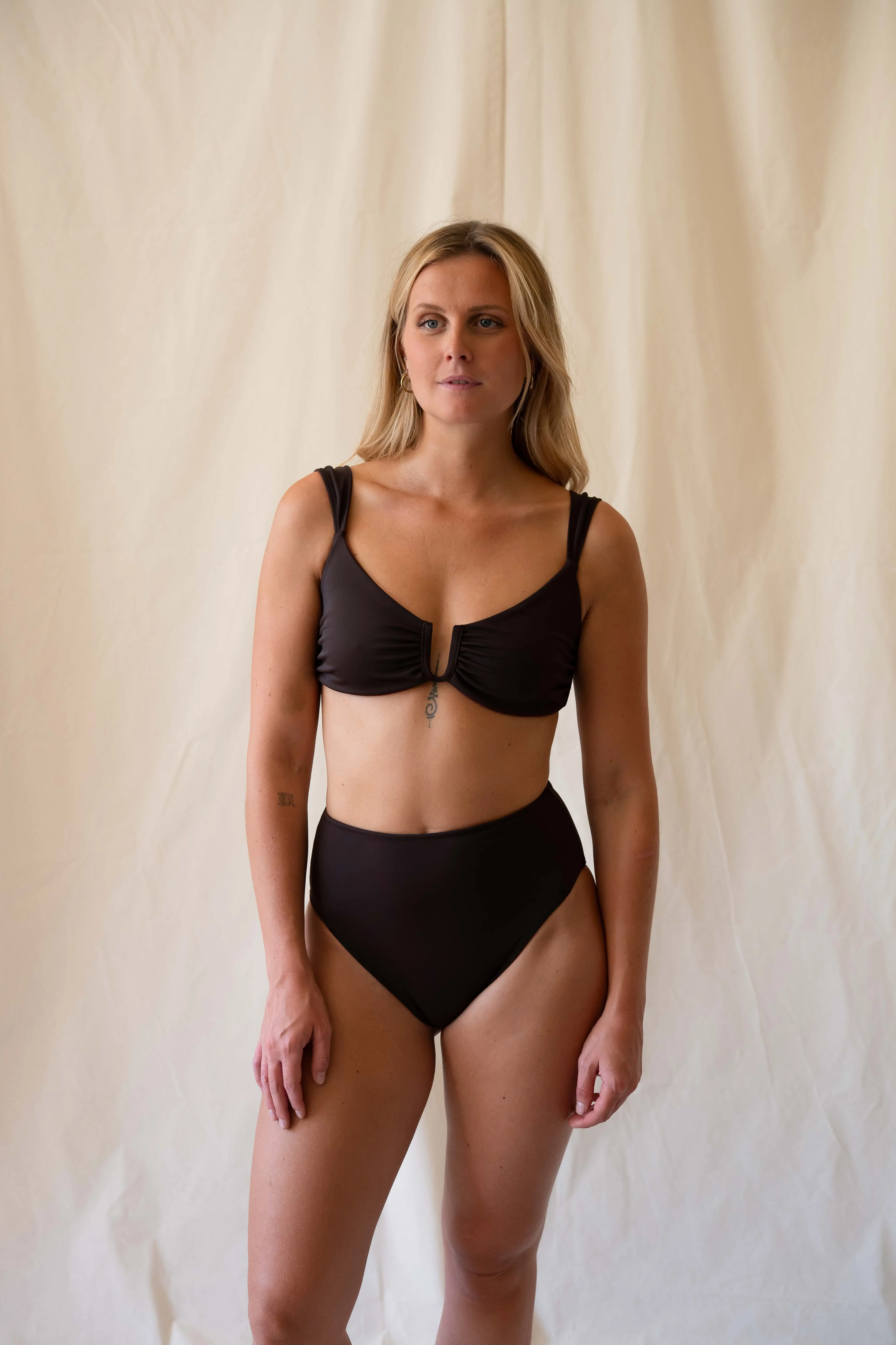 Bikini-Oberteil mit V-Bügeln – Braun